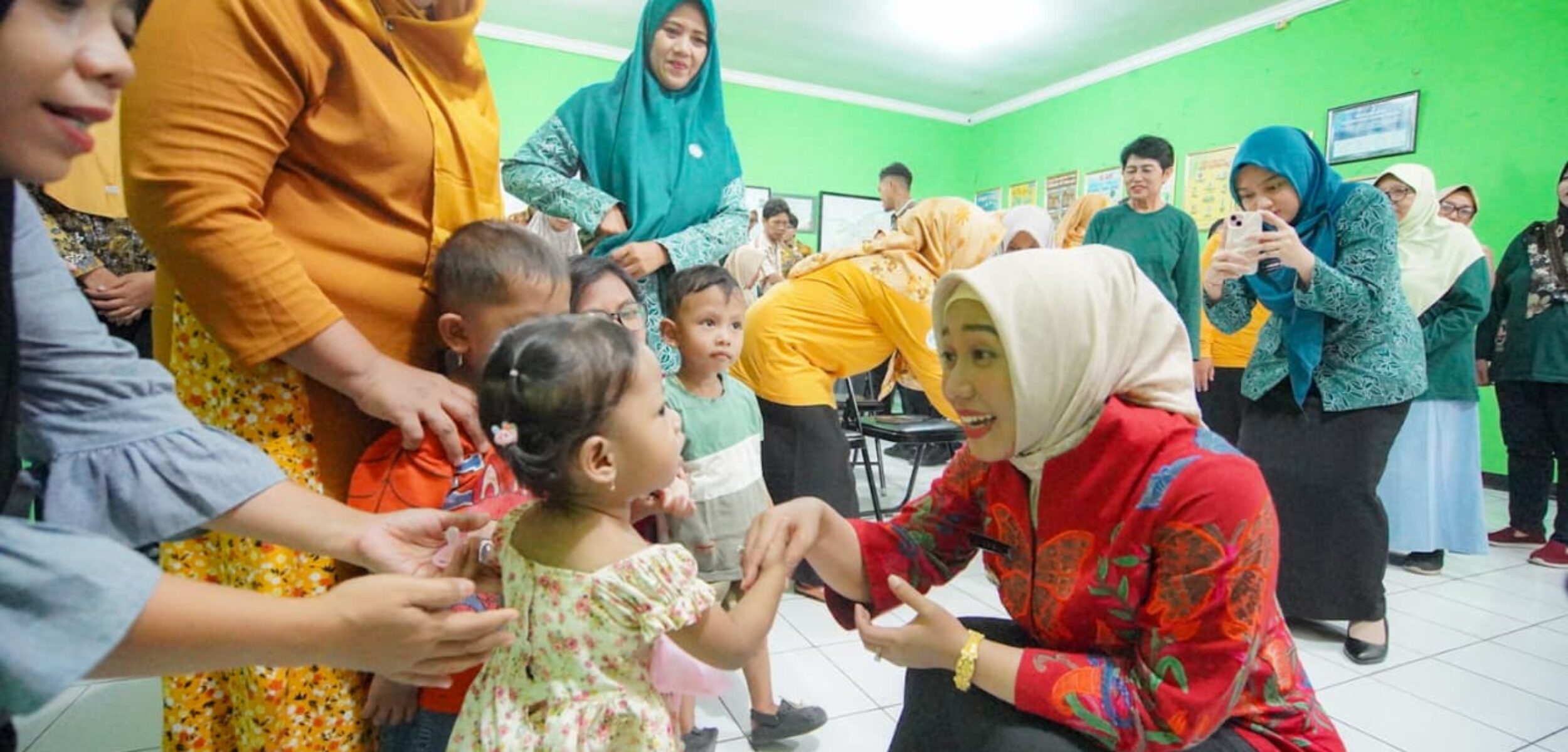Wali Kota Mojokerto Ika Puspitasari dalam kegiatan penguatan program Dapur Sehat Atasi Stunting (DASHAT). (Kominfo Kota Mojokerto)