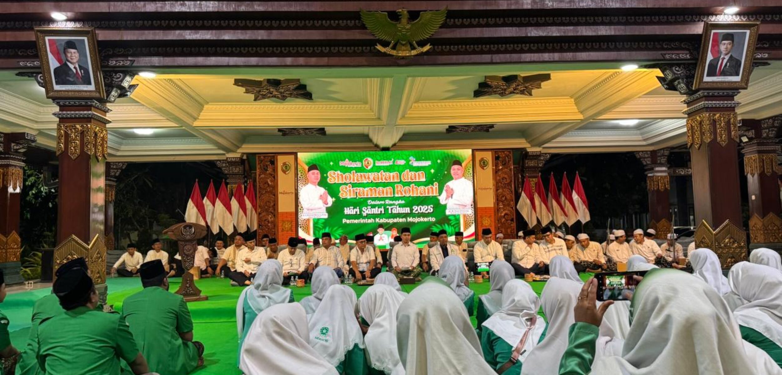 Bupati Mojokerto Muhammad Albarra menghadiri acara sholawatan dan siraman rohani dalam rangka Peringatan Hari Santri Nasional (HSN) 2025. (Kominfo Kab Mojokerto)
