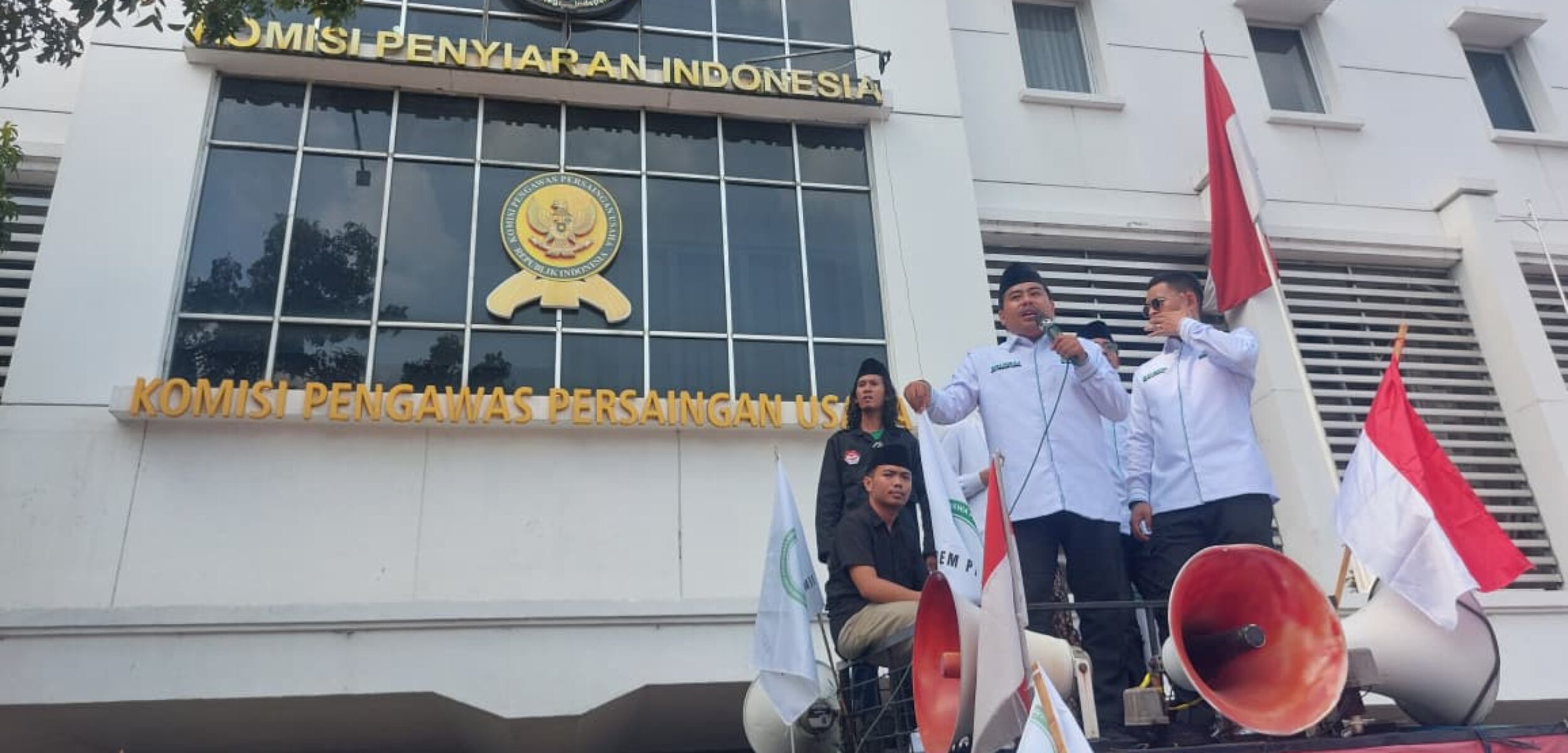 Ribuan massa yang terdiri dari Pejuang Nusantara Indonesia Bersatu (PNIB), BEM Perguruan Tinggi Nahdlatul Ulama (PTNU), serta Forum Mahasiswa dan Pagar Nusa (FMPN) berkumpul menuntut KPI. (Istimewa)