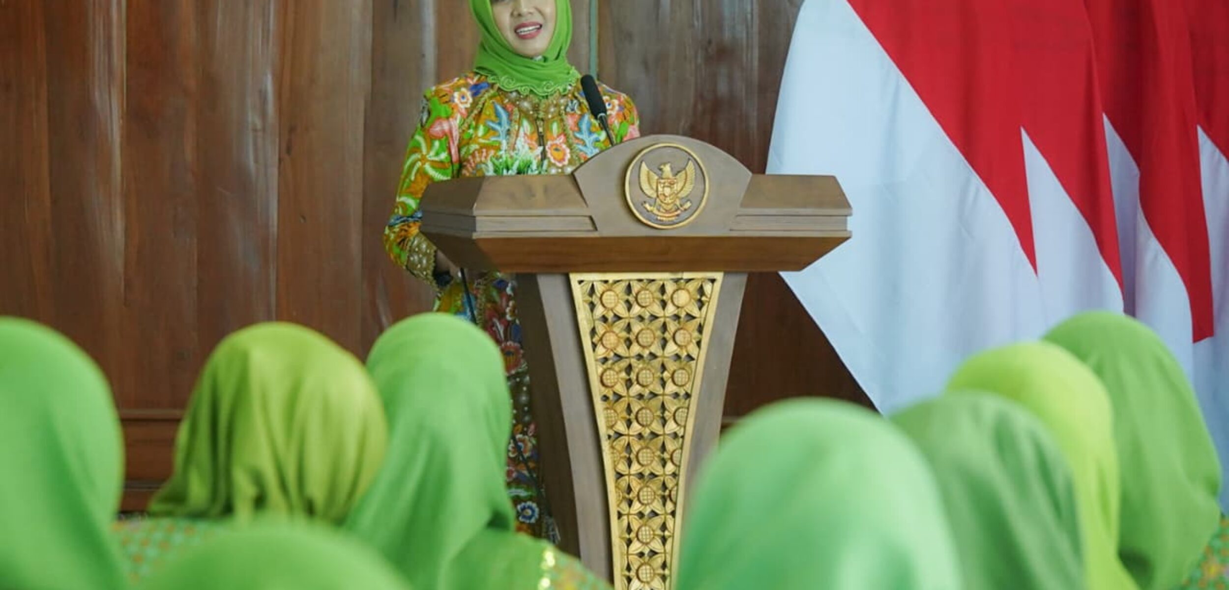 Wali Kota Mojokerto Ika Puspitasari secara resmi mengukuhkan sekaligus melantik anggota kelompok Ta’awun Koperasi Konsumen Syariah (KKS) An-Nisa Muslimat Nahdlatul Ulama (NU) Kota Mojokerto. (Kominfo Kota Mojokerto)