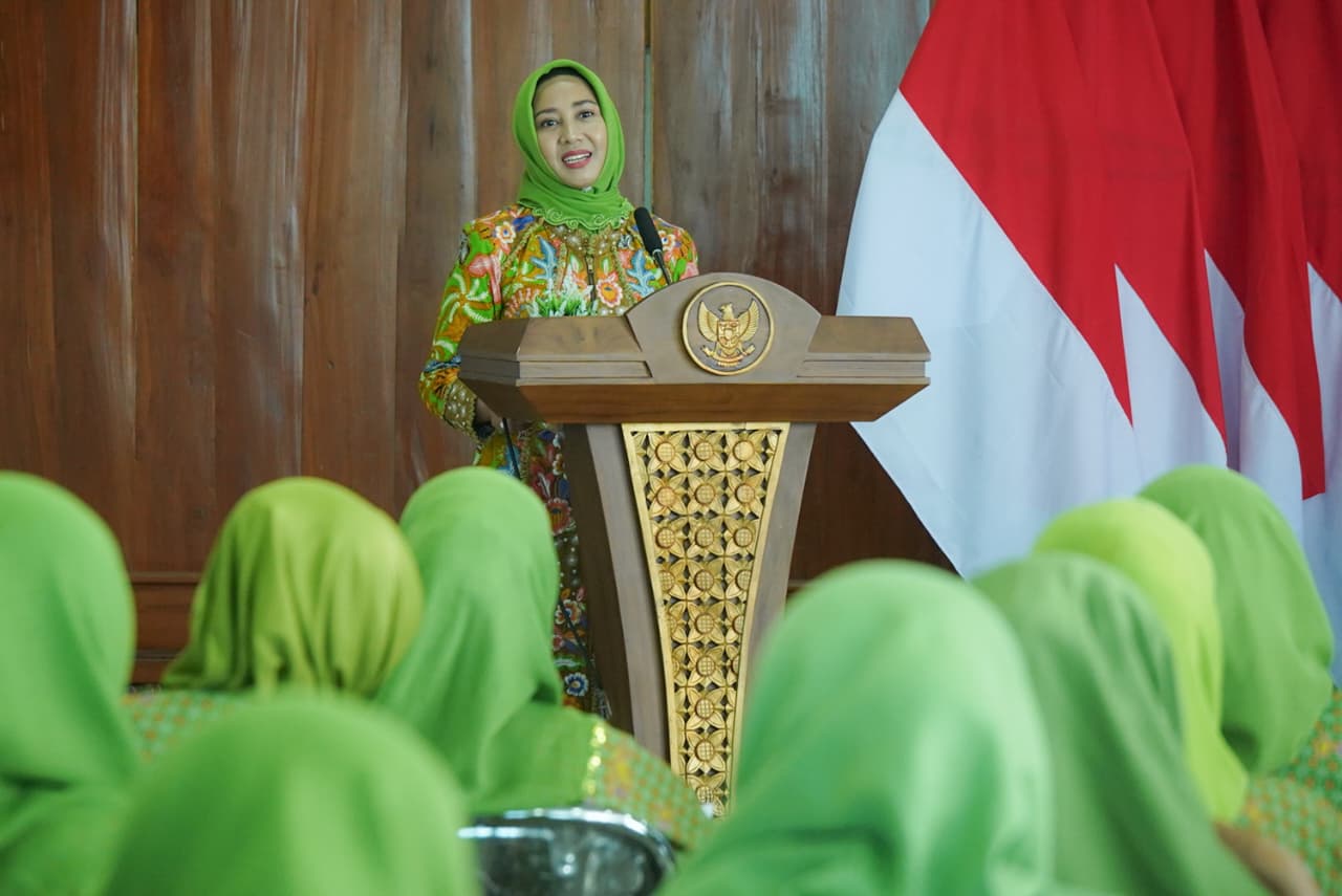 Wali Kota Mojokerto Ika Puspitasari secara resmi mengukuhkan sekaligus melantik anggota kelompok Ta’awun Koperasi Konsumen Syariah (KKS) An-Nisa Muslimat Nahdlatul Ulama (NU) Kota Mojokerto. (Kominfo Kota Mojokerto)