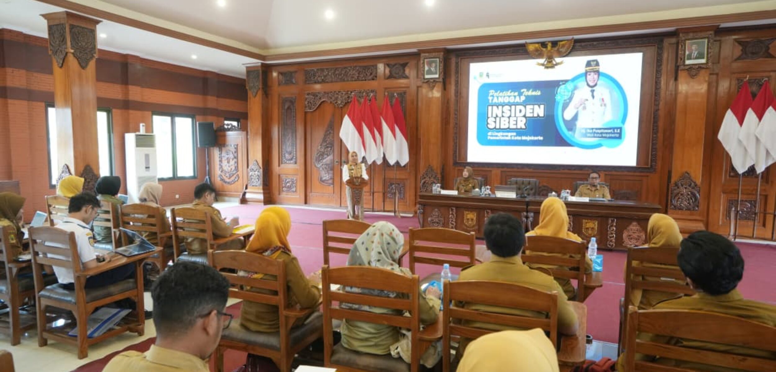 WhatsApp Image 2025 10 21 at 2.26.16 PM 1 Wali Kota Mojokerto Ika Puspitasari menggelar Pelatihan Teknis Tanggap Insiden Siber bagi Agen CSIRT (Computer Security Incident Response Team). (Kominfo Kota Mojokerto)