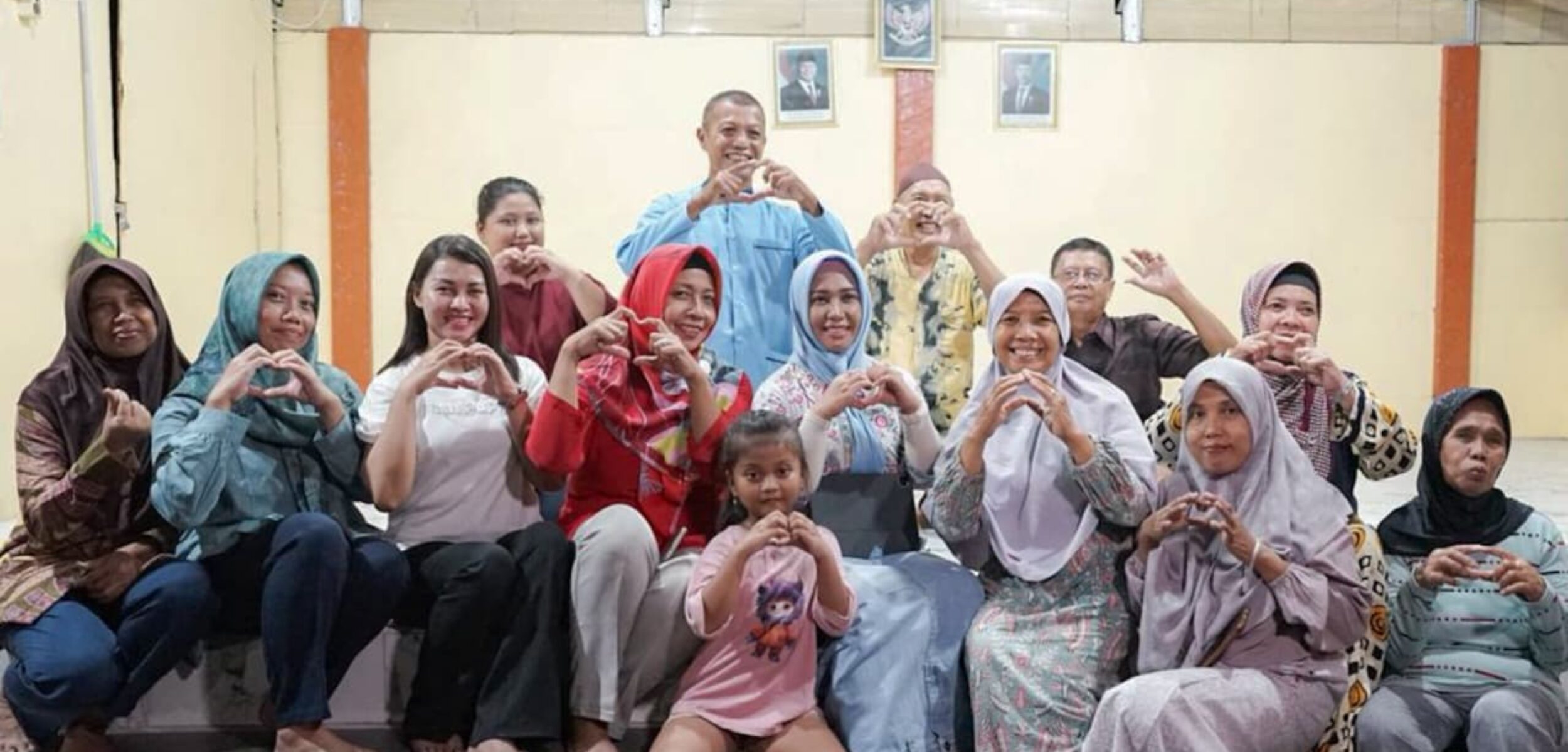 Wali Kota Mojokerto Ika Puspitasari berfoto bersama warga saat meninjau pelaksanaan program RT Berseri. (Kominfo Kota Mojokerto)