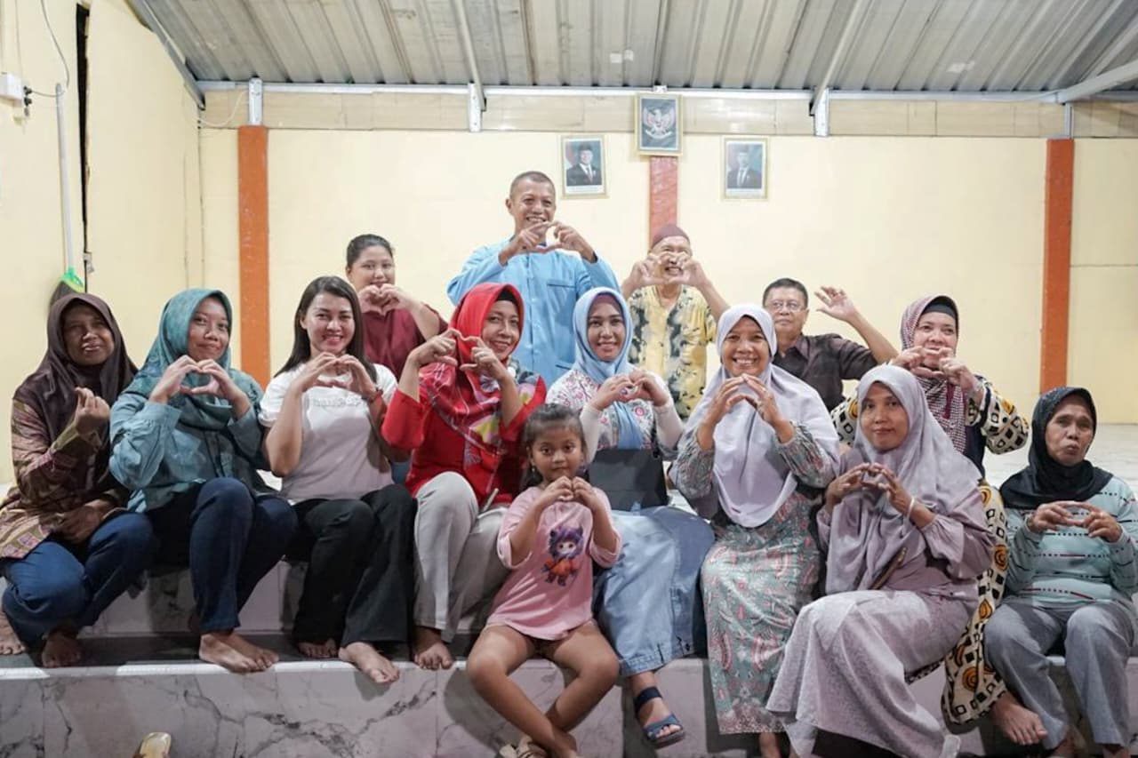 Wali Kota Mojokerto Ika Puspitasari berfoto bersama warga saat meninjau pelaksanaan program RT Berseri. (Kominfo Kota Mojokerto)