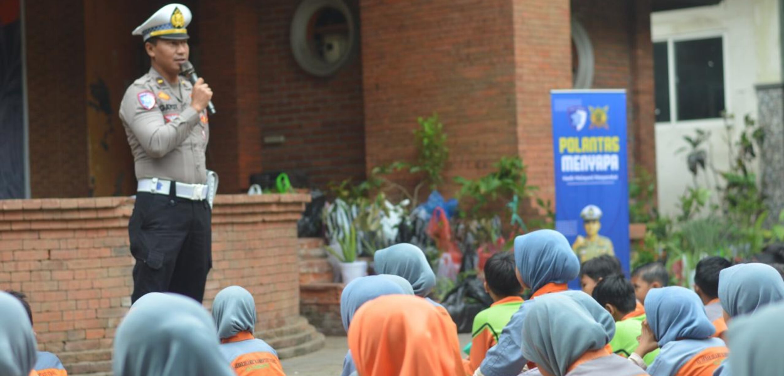 Petugas Satlantas Polres Mojokerto saat memberikan arahan dalam kegiatan Polisi Menyapa. (Redaksi)