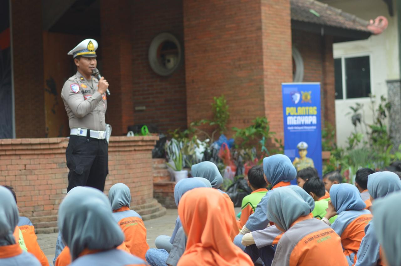 Petugas Satlantas Polres Mojokerto saat memberikan arahan dalam kegiatan Polisi Menyapa. (Redaksi)