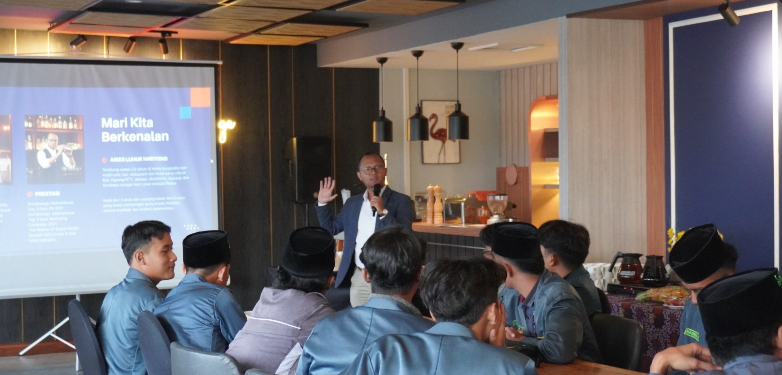 Aries Luhur Haryono, Marketing & Communication Manager Aston Inn Jemursari dalam acara edukatif bertajuk “The Art of Public Speaking & Coffee Trending 2025”. (Aston Inn Jemursari)
