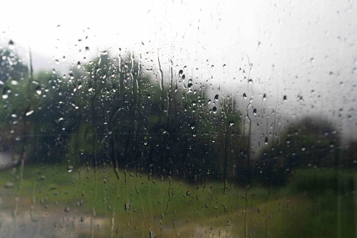 camper window with rain drops 11zon 1 Ilustrasi prakiraan cuaca Kabupaten Lamongan hujan. (Freepik)