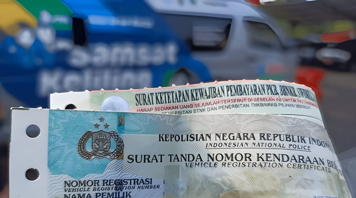 Ilustrasi pembayaran Pajak Kendaraan Bermotor lewat Samsat Keliling Mojokerto. (Shutterstock)