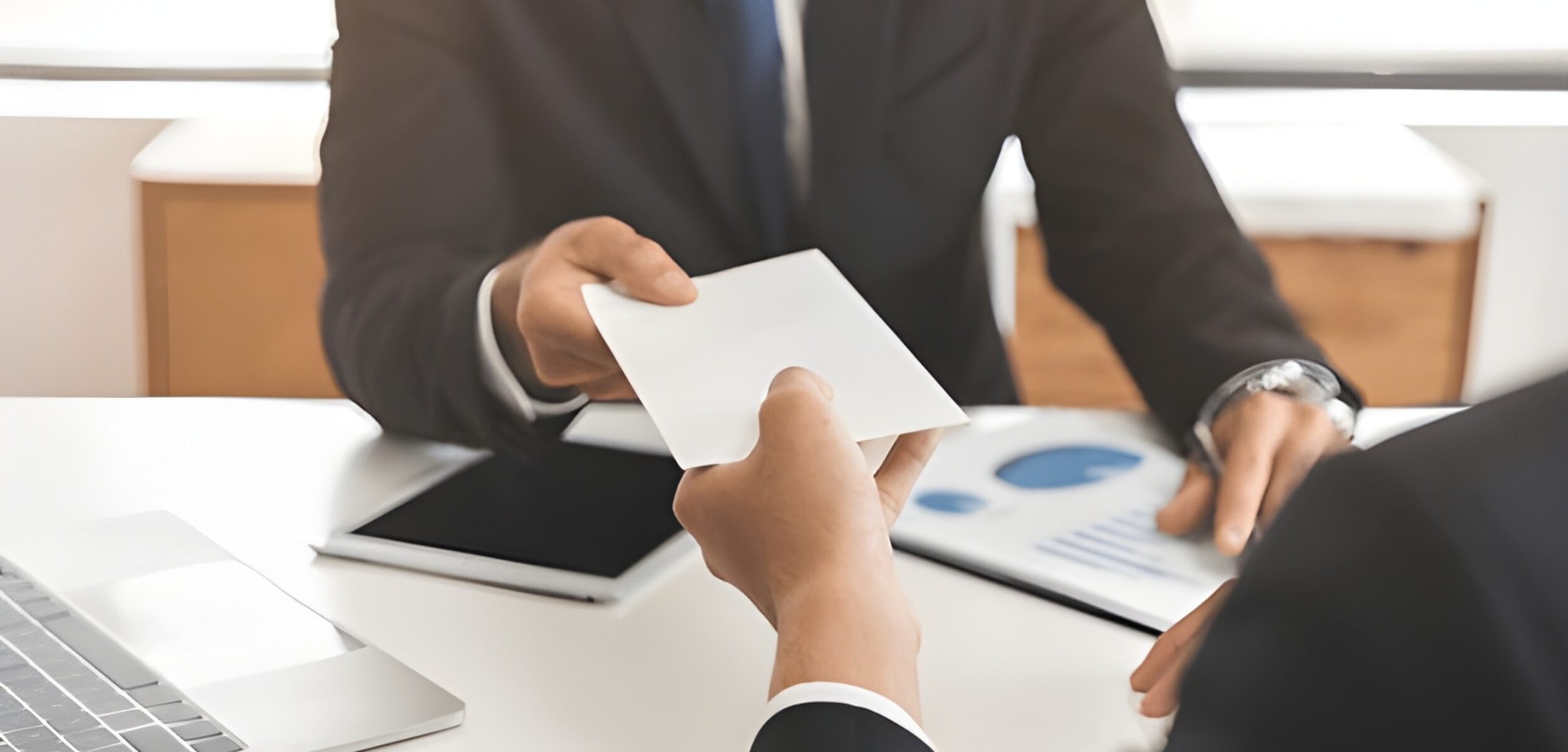 Ilustrasi karyawan menerima gaji. (Shutterstock)