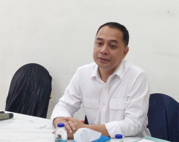 Wali Kota Surabaya Eri Cahyadi menanggapi santai kasus ramai admin mensos pribadinya. (Husni Habib/Kabarterdepan.com)
