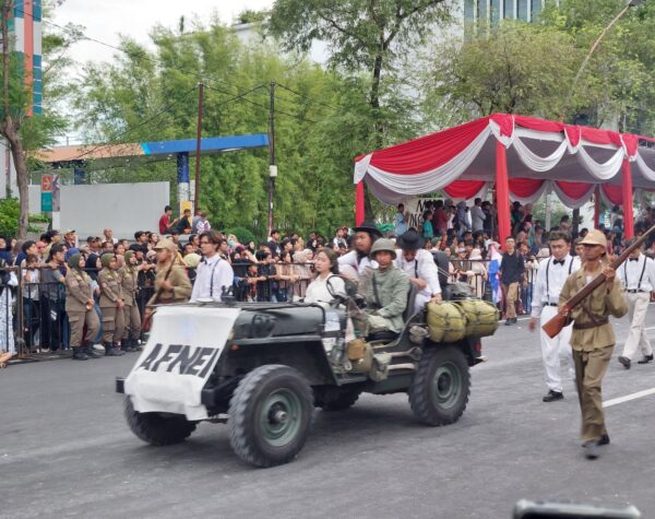 Kemeriahan Parade Surabaya Juang 2025. (Husni Habib/Kabarterdepan.com)