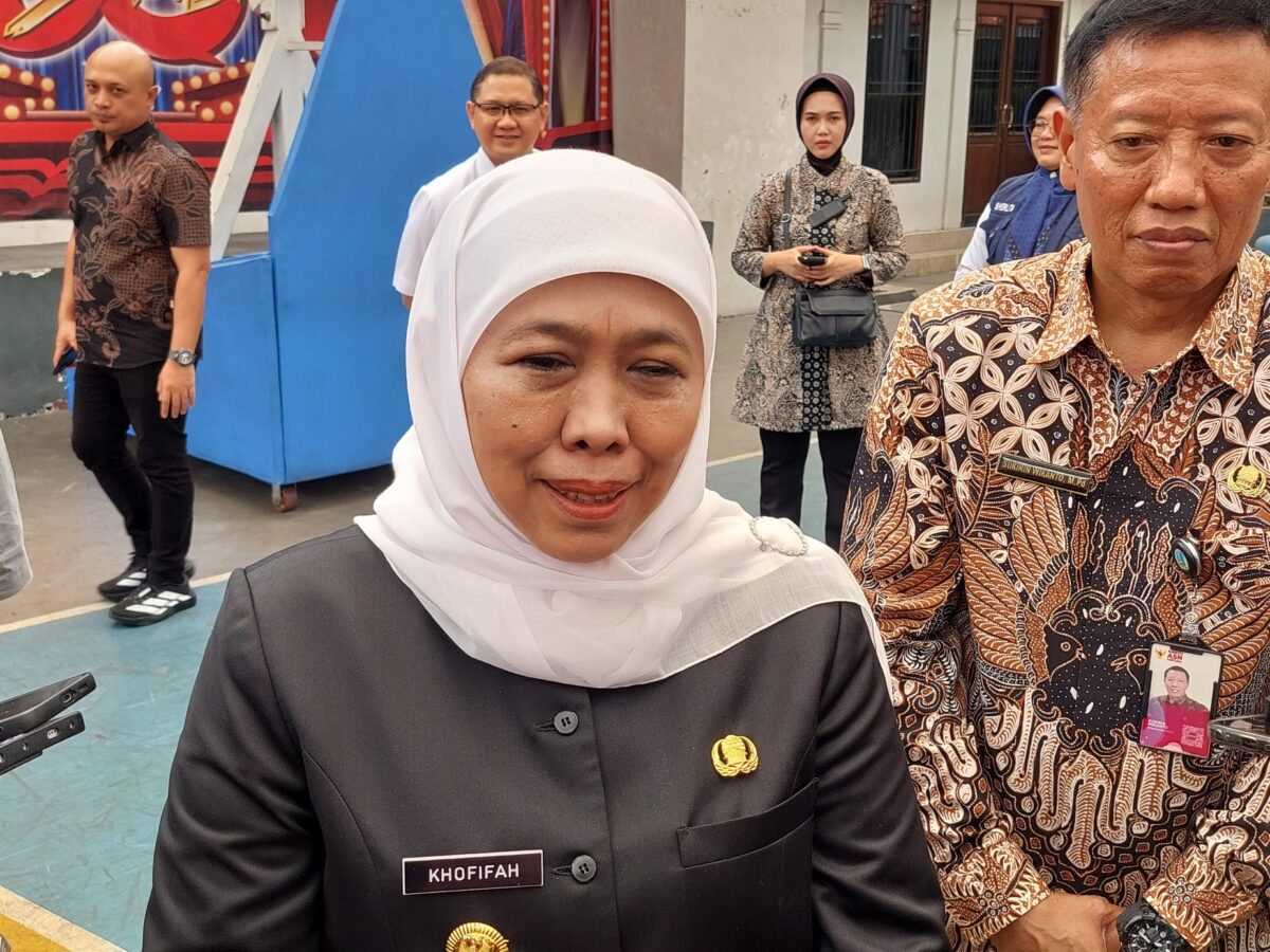 Gubernur Khofifah saat memberikan keterangan kepada awak media soal kereta cepat Whoosh. (Husni Habib/Kabarterdepan.com)