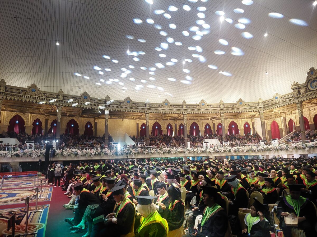 Wisudawan Unesa periode 117 yang diikuti 1.503 peserta. (Husni Habib/Kabarterdepan.com)