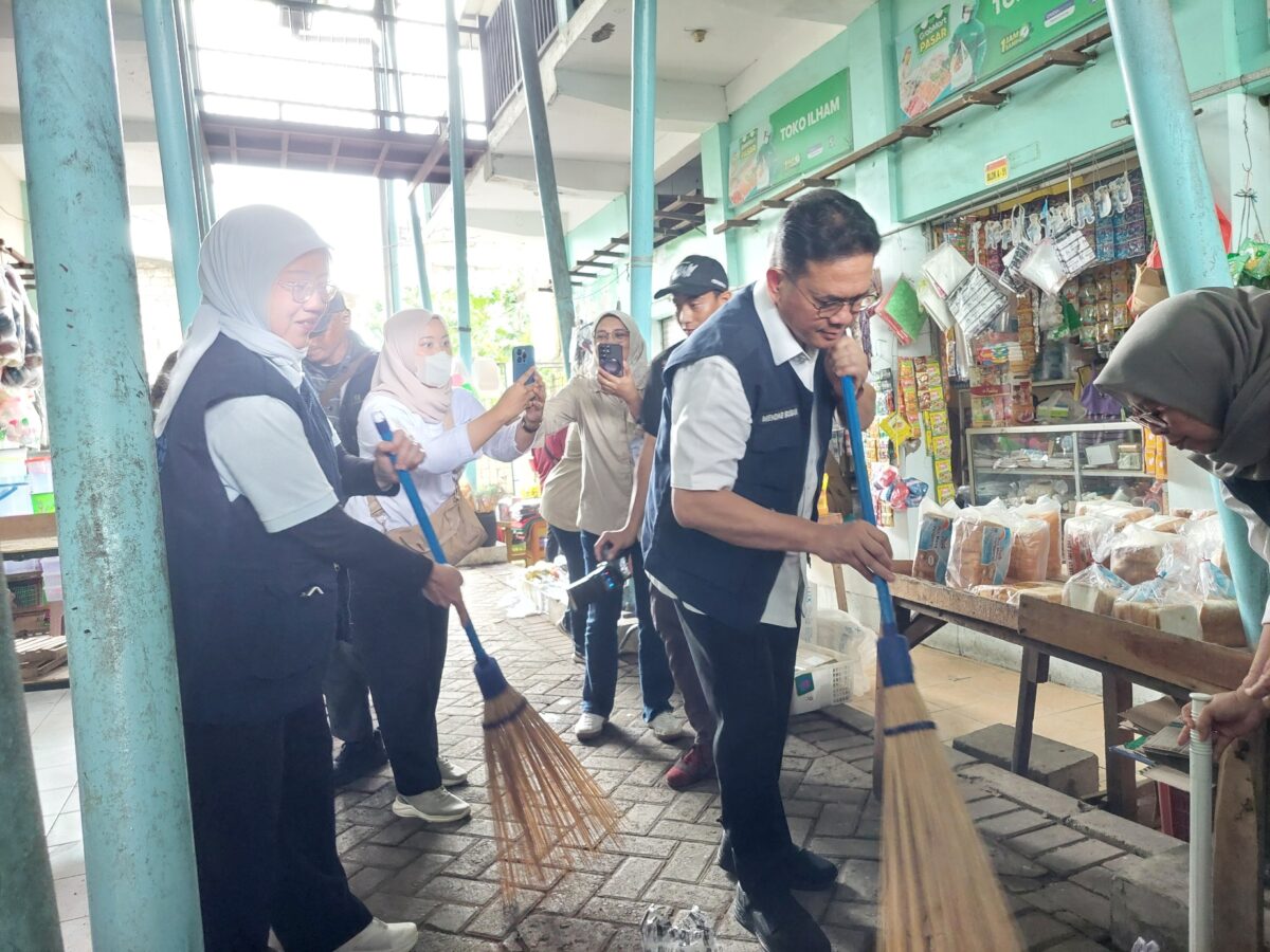 Menteri Perdagangan RI Budi Santoso saat ikut membersihkan sampah di Pasar Sememi, Surabaya untuk mengkampanyekan Gerakan Nasional Membersihkan Pasar Nusantara (Gernas Mapan). (Husni Habib/Kabarterdepan.com)