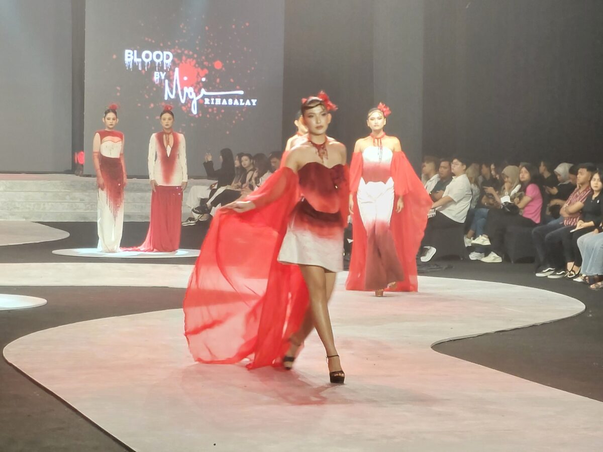 20251115 194103 1 Gaun bertema blood karya Migi Rihasalay yang dipamerkan di SFP 2025. (Husni Habib/Kabarterdepan.com)