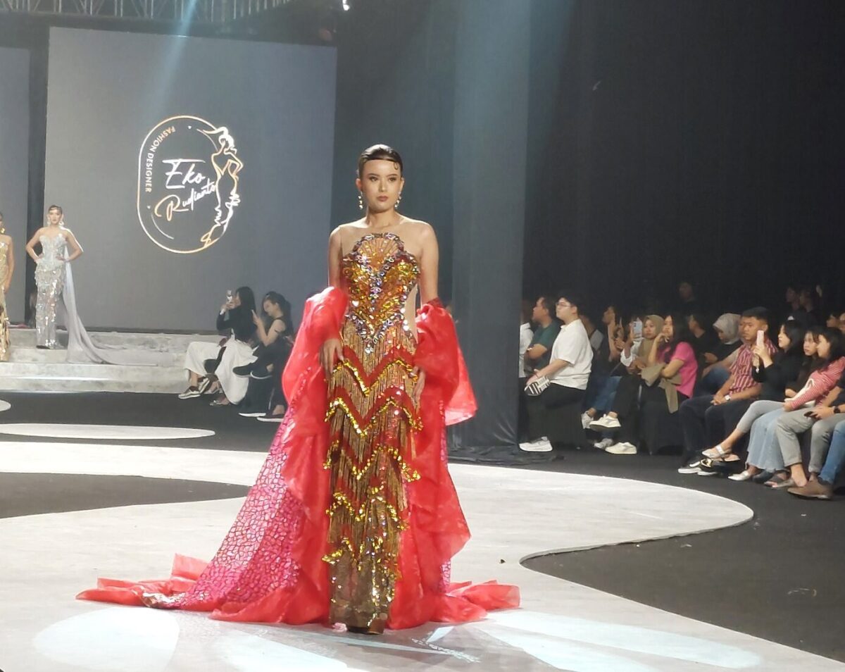 Salah satu koleksi gaun malam karya Eko Rudianto yang dipamerkan di SFP 2025. (Husni Habib/Kabarterdepan.com)