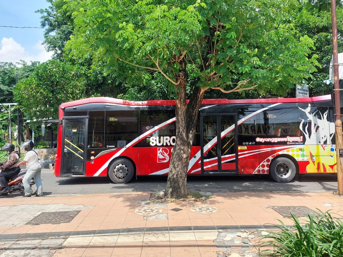 Suroboyo Bus saat melintas di salah satu jalan di Surabaya. (Husni Habib/Kabarterdepan.com)