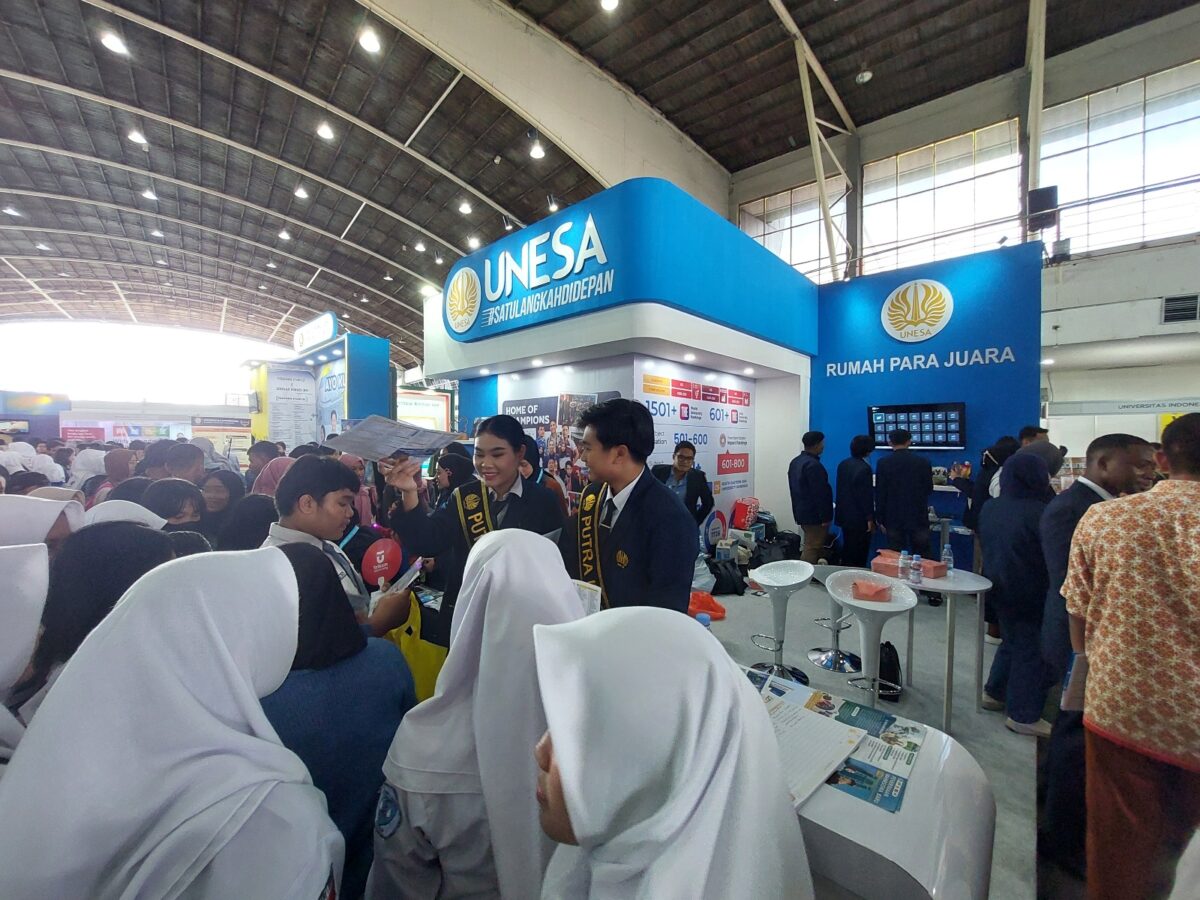 Booth Unesa di IIETE yang diserbu pengunjung. (Husni Habib/Kabarterdepan.com)