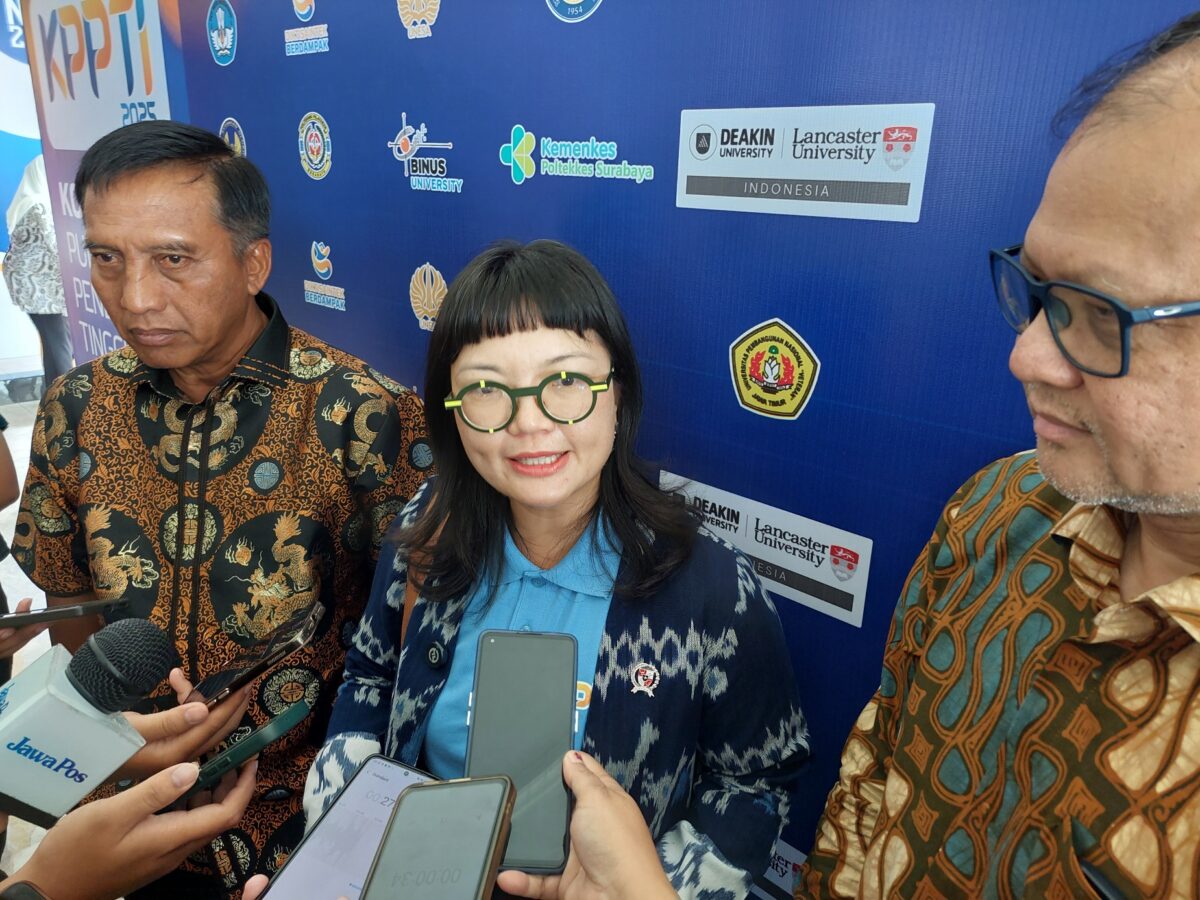 Wamendikti Saintek Stella Christie saat menyampaikan konferensi pers di Graha Unesa. (Husni Habib/Kabarterdepan.com)