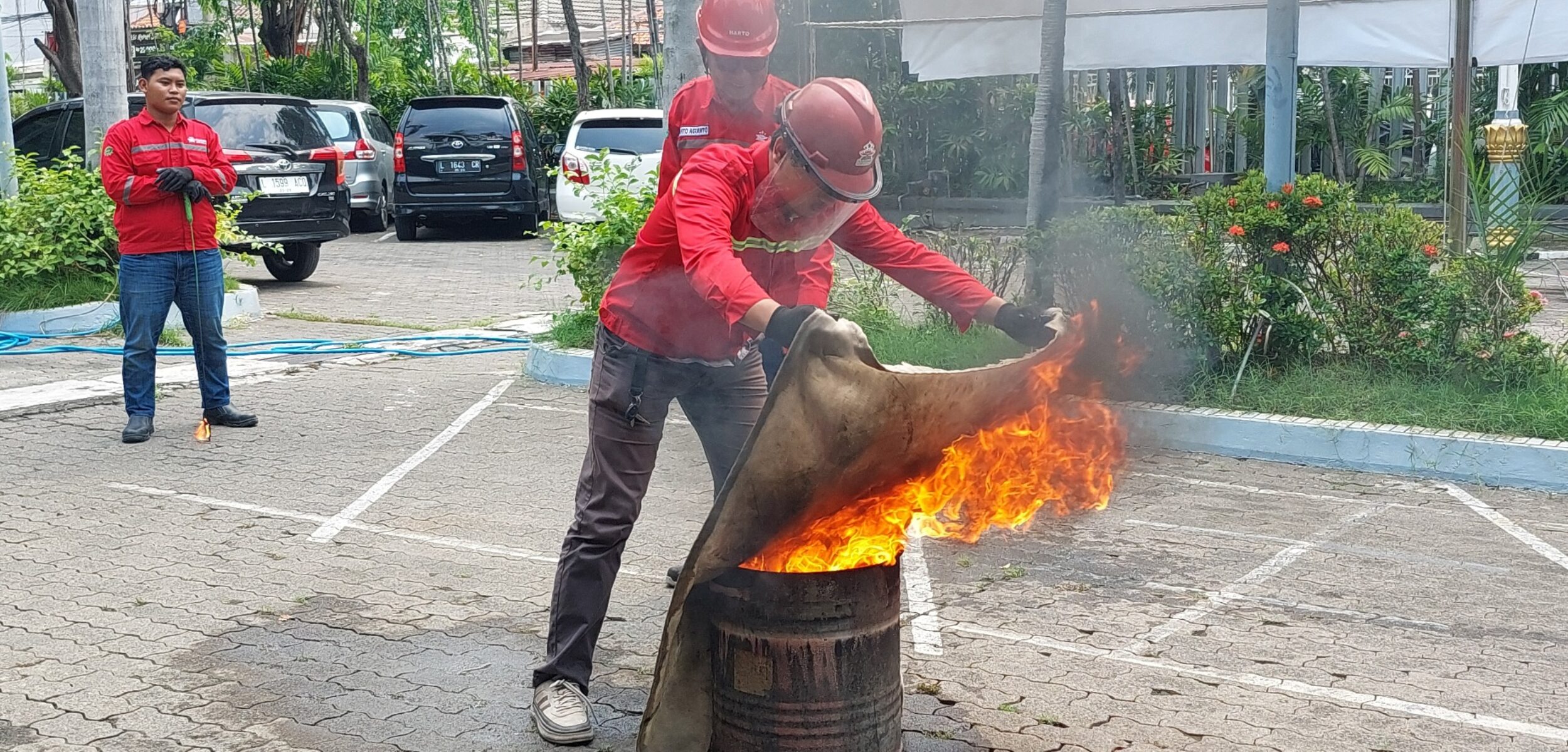 ISTTS Surabaya Bekali Mahasiswa Teknik Industri dengan Pelatihan K3 dan Simulasi Pemadaman Kebakaran