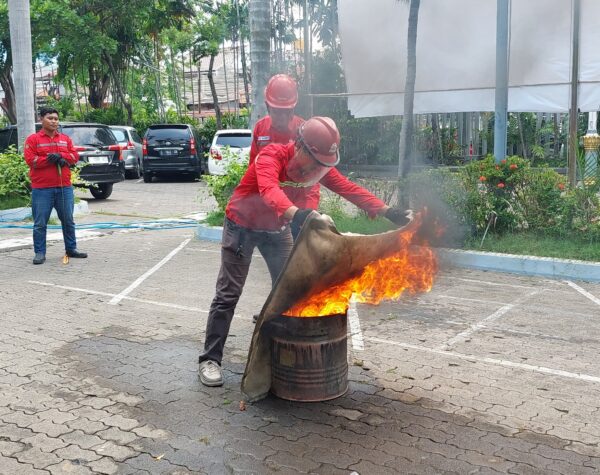 Praktek pemadaman api di lingkungan kerja. (Husni Habib/Kabarterdepan.com)