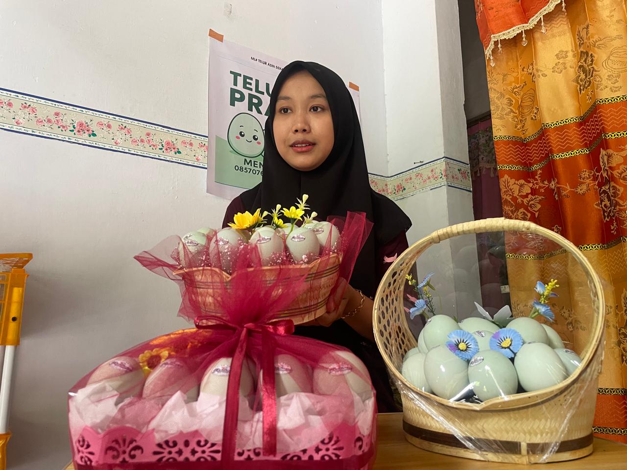 Eva Nurfatika Sari, pemilik Rumah Produksi Telur Asin Pratama, menunjukkan hampers telur asin kreasinya di Desa Keras, Kecamatan Diwek, Jombang. (Karimatul Maslahah/Kabarterdepan.com)