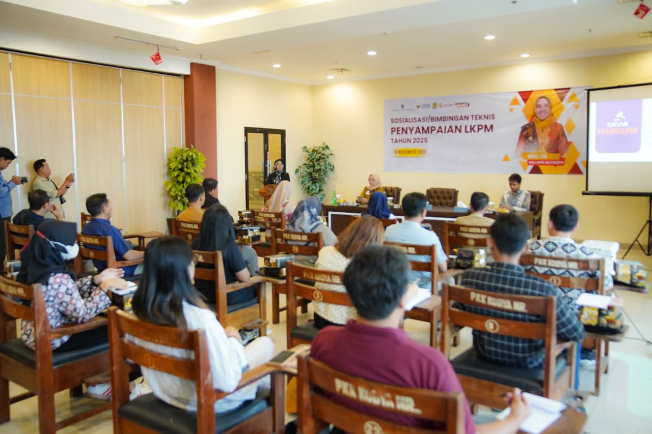 Wali Kota Mojokerto Ika Puspitasari dalam kegiatan Bimbingan Teknis (Bimtek) Penyampaian Laporan Kegiatan Penanaman Modal (LKPM) tahun 2025. (Kominfo Kota Mojokerto)