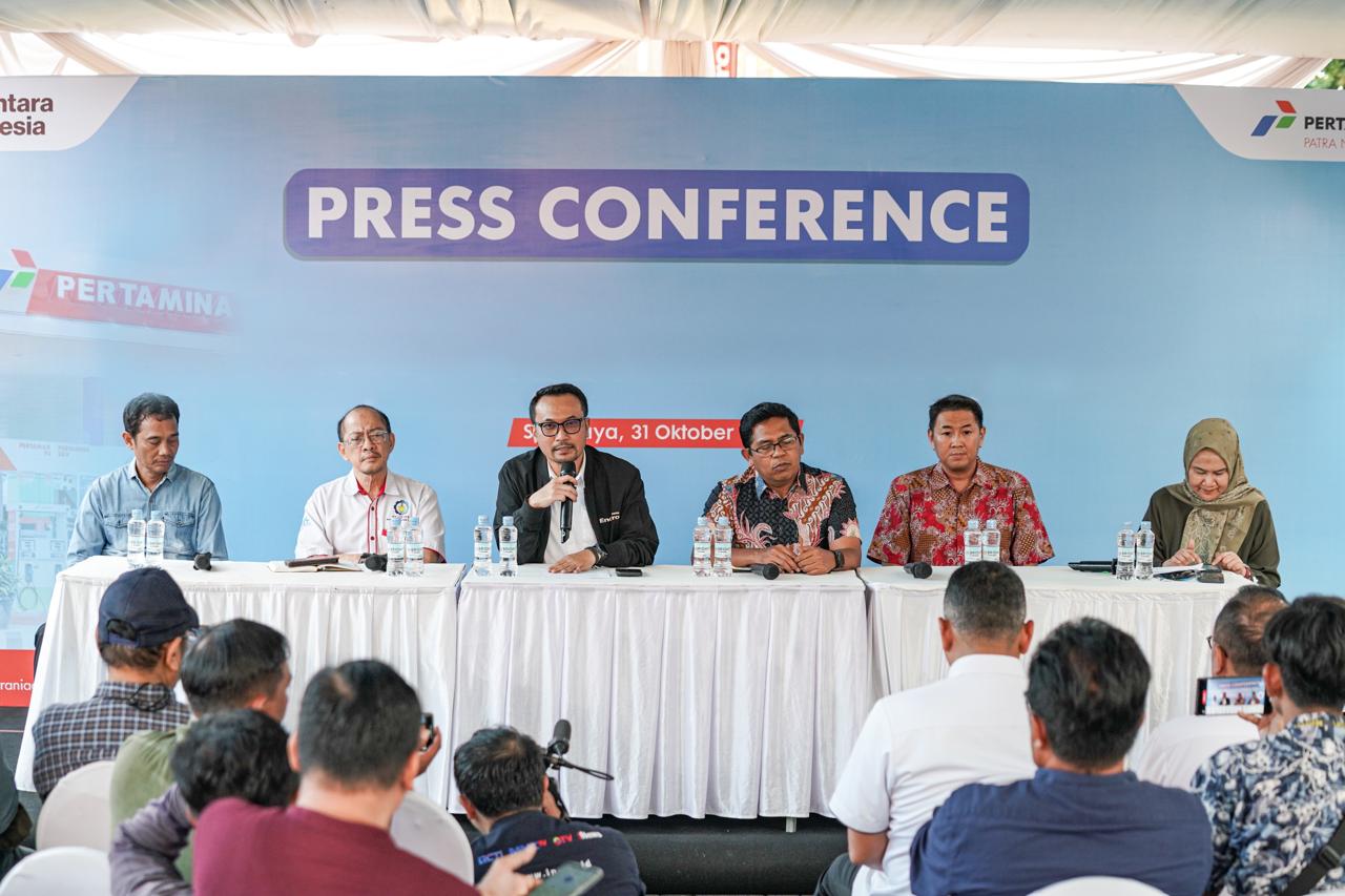 Direktur Utama Pertamina Patra Niaga, Mars Ega Legowo Putra dalam konferensi pers di SPBU 51.601.65 Jemursari, Surabaya, Jumat (31/10/2025) (Redaksi / Kabarterdepan.com)