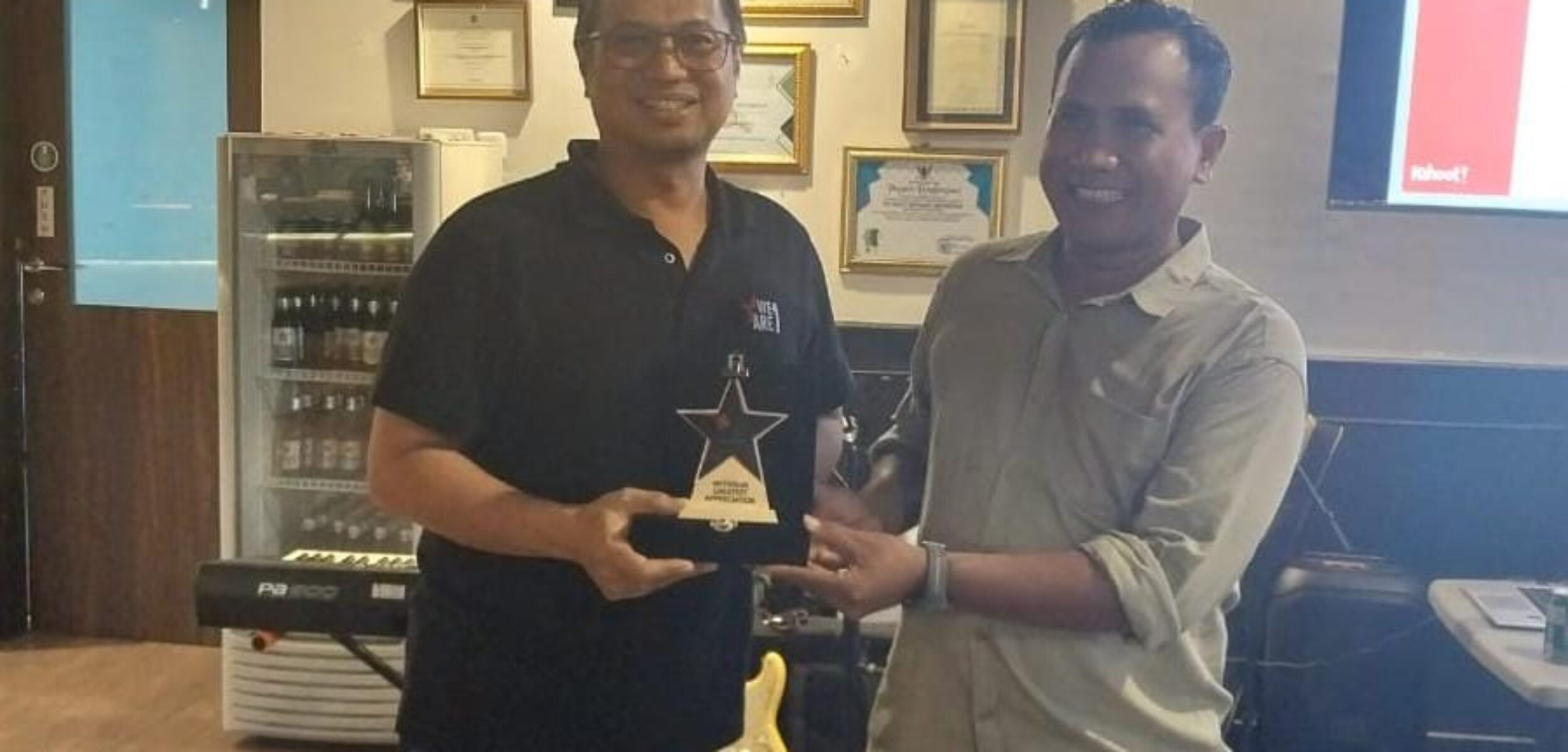 Florentinus Jemmy Cahyono, Supply Chain Director PT Multi Bintang Indonesia Tbk menyerahkan cinderamata kepada Ketua PWI Mojokerto Aminuddin Ilham saat kunjungan ke PT Multi Bintang Indonesia Tbk (MBI) di Sampangagung, Mojokerto, Jumat (31/10/2025) (Redaksi / Kabarterdepan.com)