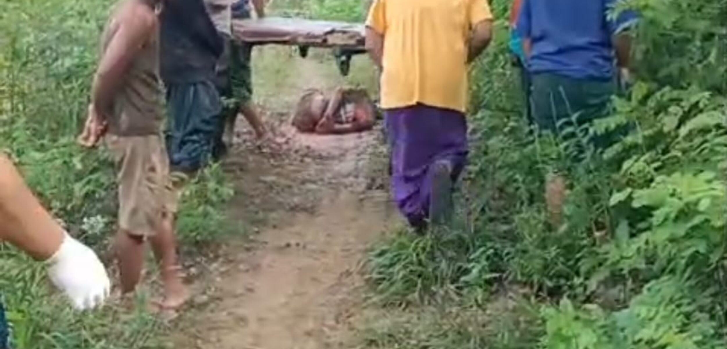 Anggota Polres Sampang mengevakuasi korban penganiayaan di TKP (fais/kabarterdepan.com)