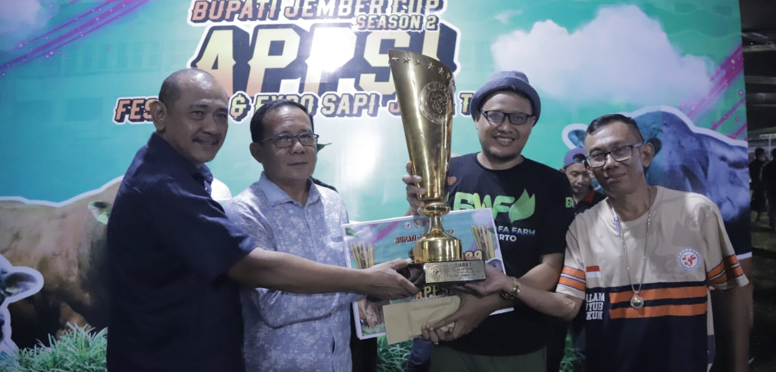 Penghargaan untuk pemilik sapi Sapu Jagad asal Mojokerto. (Redaksi/kabarterdepan.comSapi Sapu Jagat