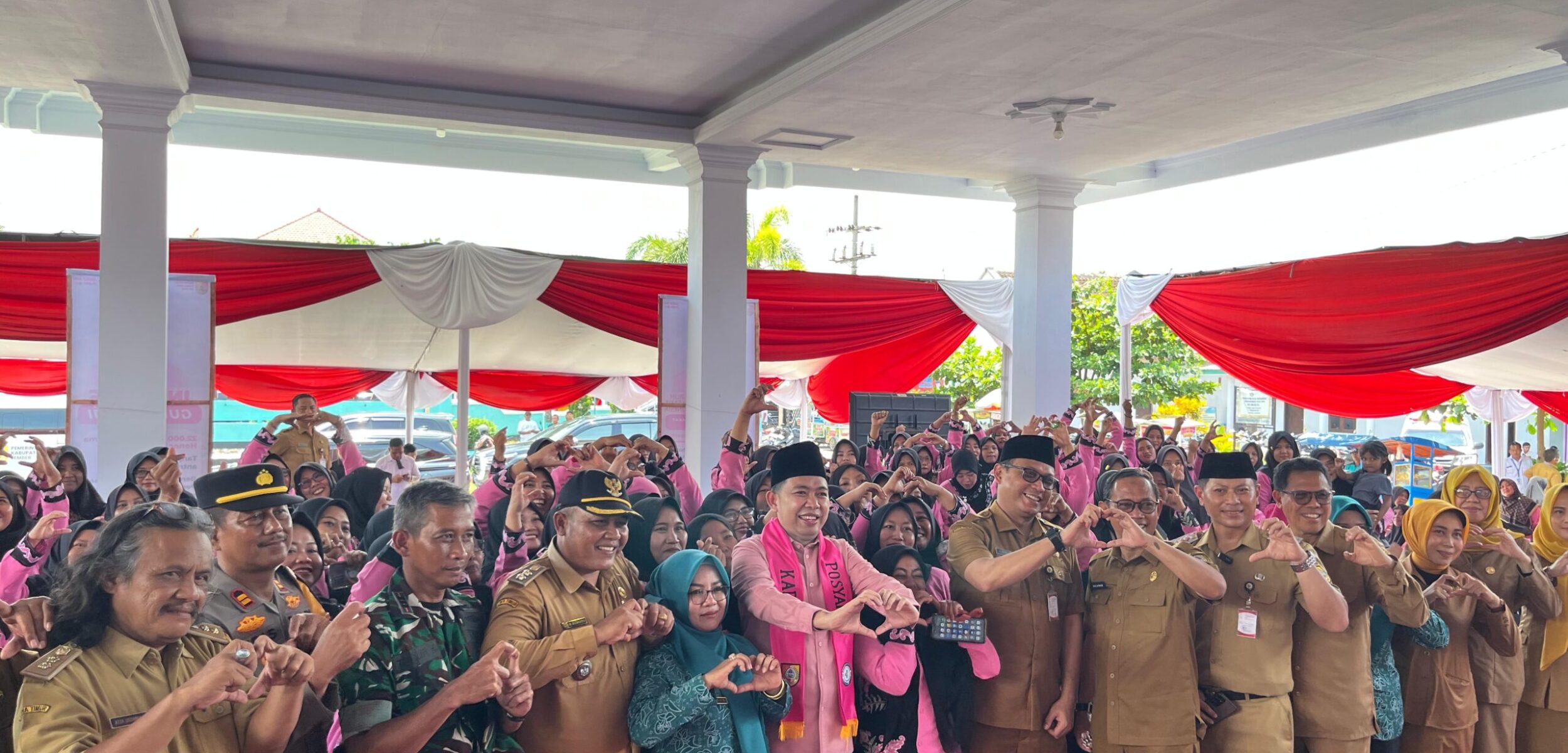 Bupati Jember bersama kader posyandu. (Lana Rumanta/kabarterdepan.com)
