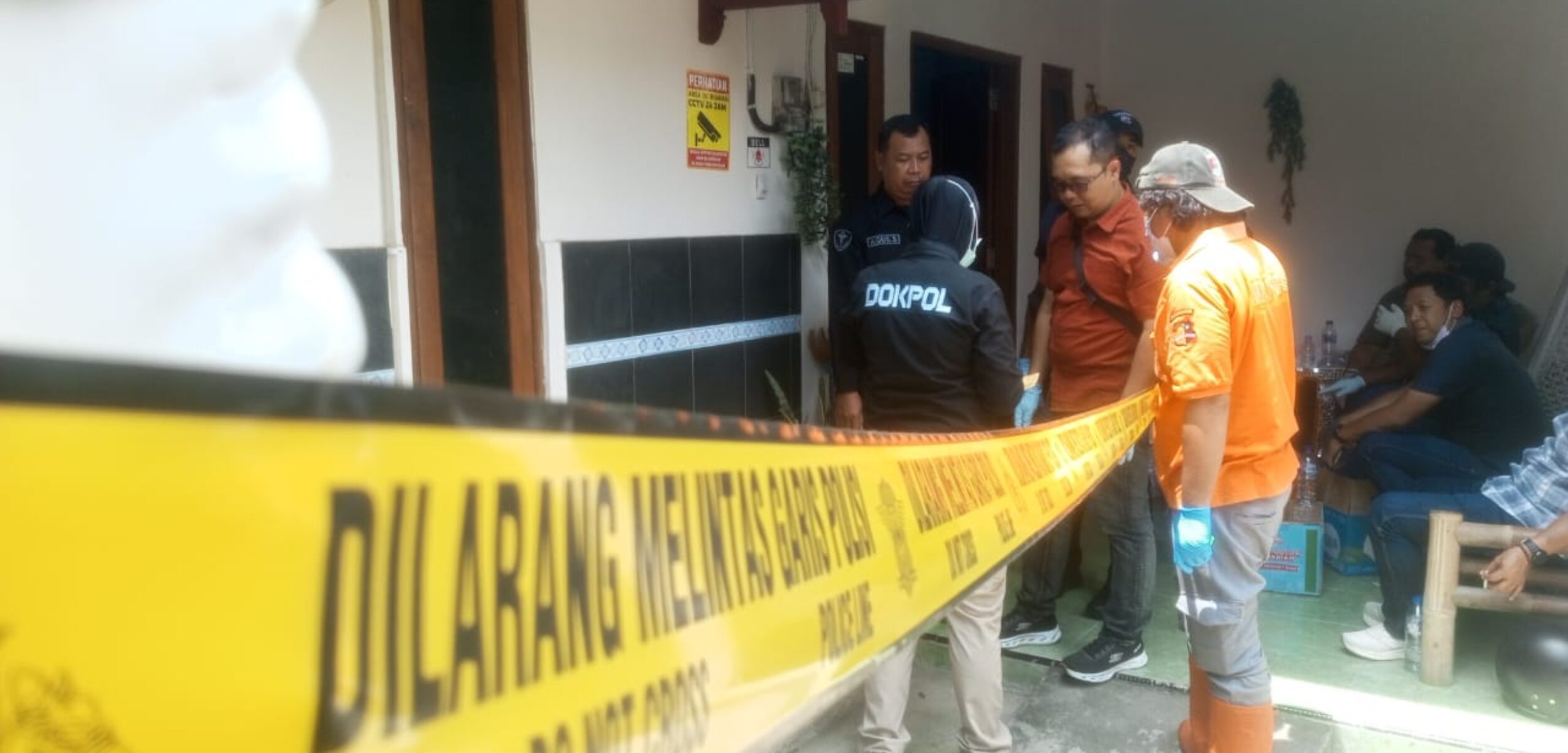 Polisi lakukan olah TKP di Ambarketawang, Gamping, Sleman, DIY, Selasa (4/11/2025). (Hadid Husaini)