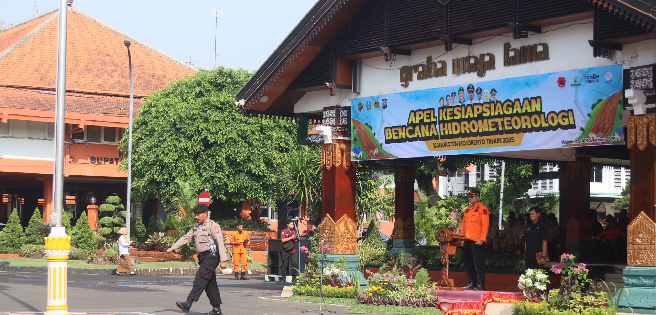 Wakil Bupati Mojokerto Moch. Rizal Octavian memimpin Apel Kesiapsiagaan Bencana Hidrometeorologi. (Kominfo Kab Mojokerto)