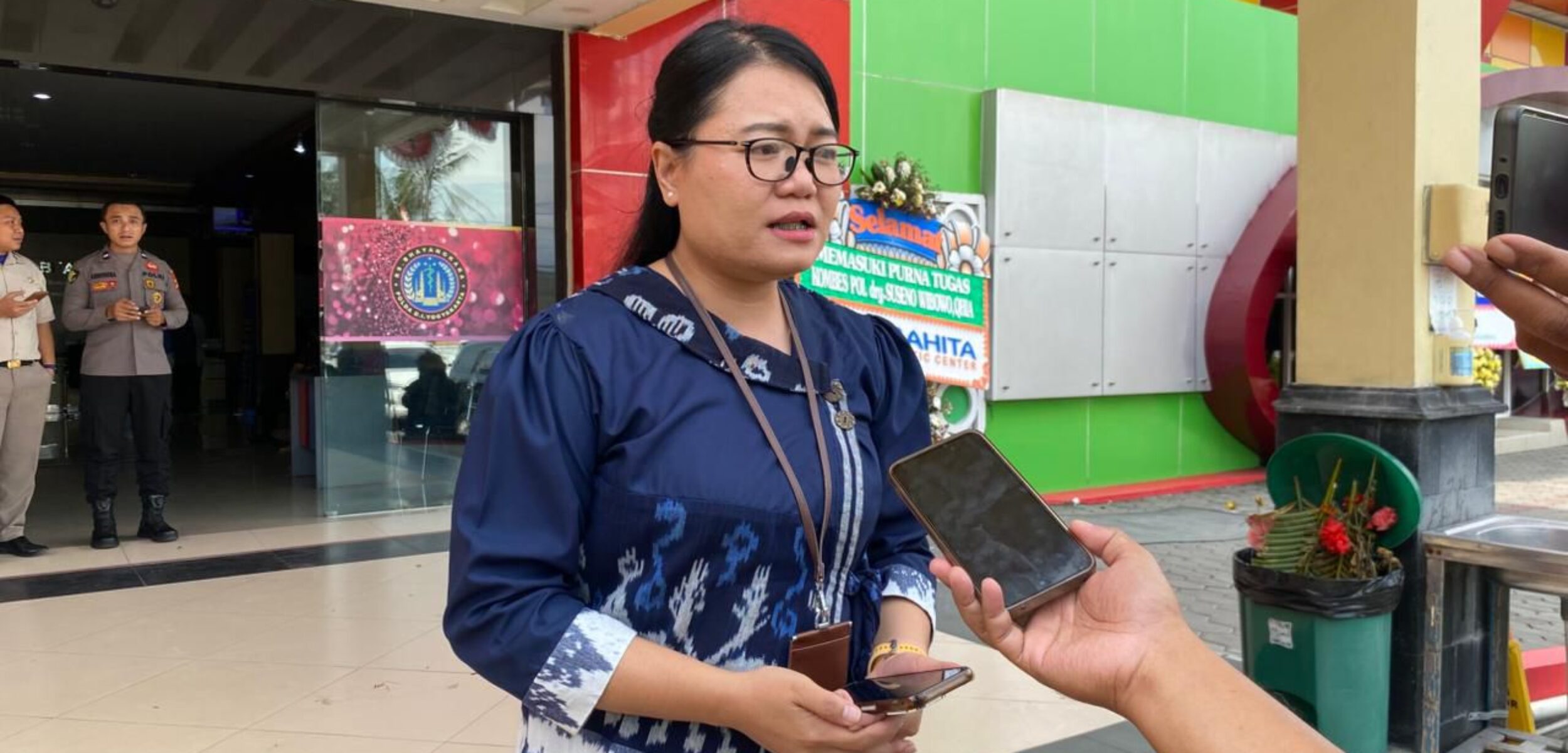 Manajer Humas KAI Daop 6 Yogyakarta Feni Novida Saragih saat diwawancarai soal kecelakaan kereta api 161 Bangunkarta dengan mobil dan motor di perlintasan kereta api antara Stasiun Brambanan dan Maguwo, Selasa (4/11/2025). (Hadid Husaini)Kecelakaan Maut