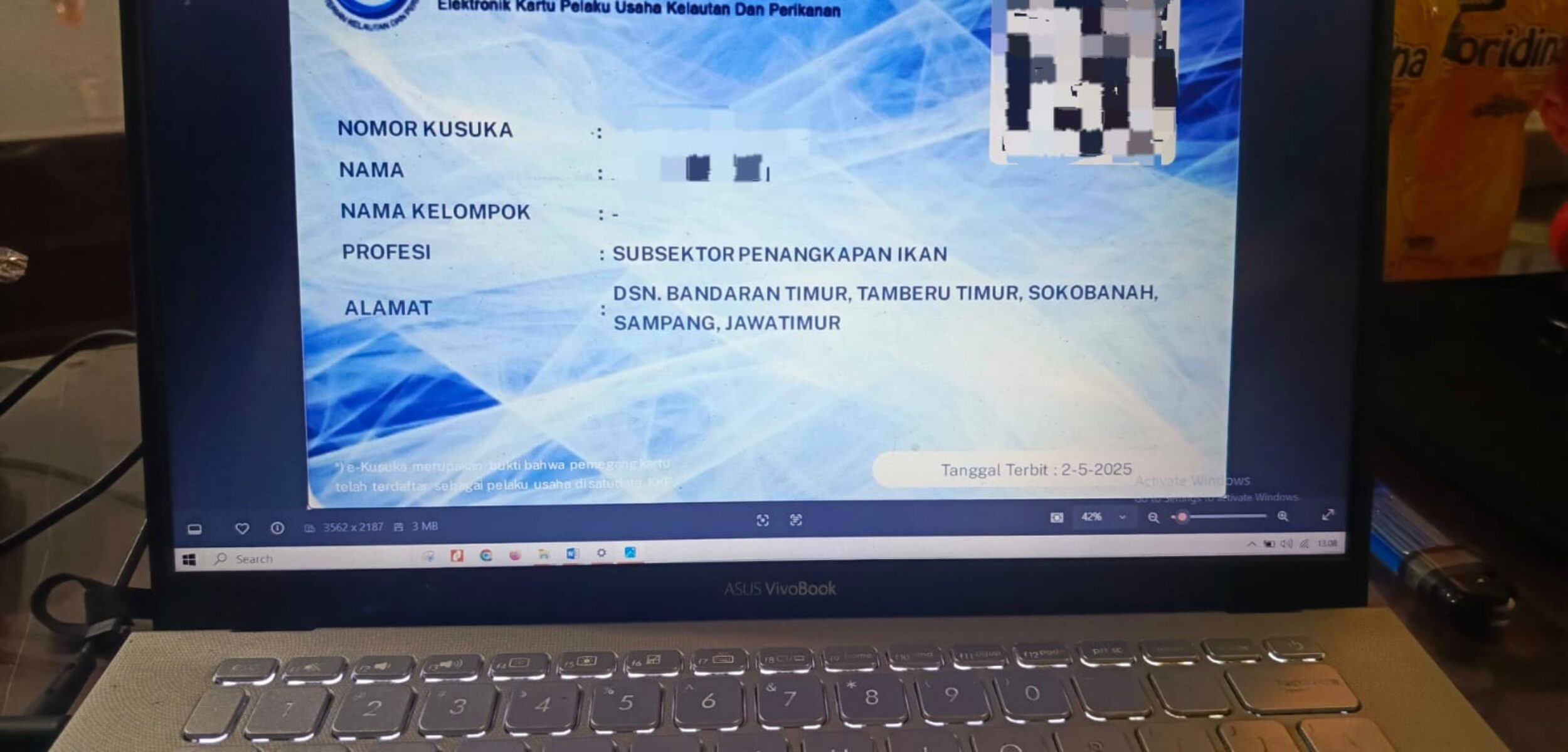 IMG 20251104 WA0071 1 Wahyu saat menunjukkan salah satu model kartu e-KUSUKA (fais/kabarterdepan.com)Nelayan