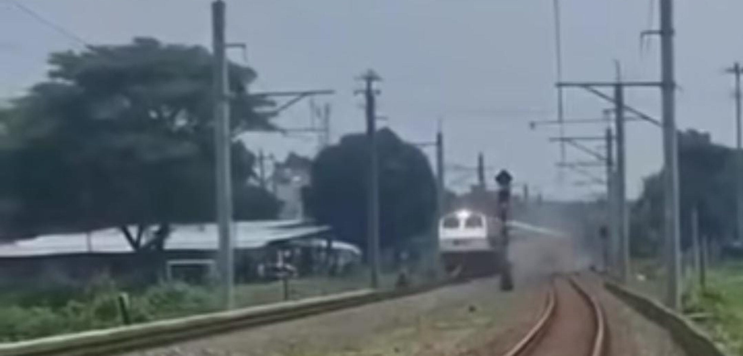 Detik-detik kecelakaan Kereta 161 Bangunkarta dengan sejumlah kendaraan yang melintasi perlintasan sebidang antara Stasiun Brambanan dan Maguwo, Sleman,bSelasa (4/11/2025). (@merapi_uncover)