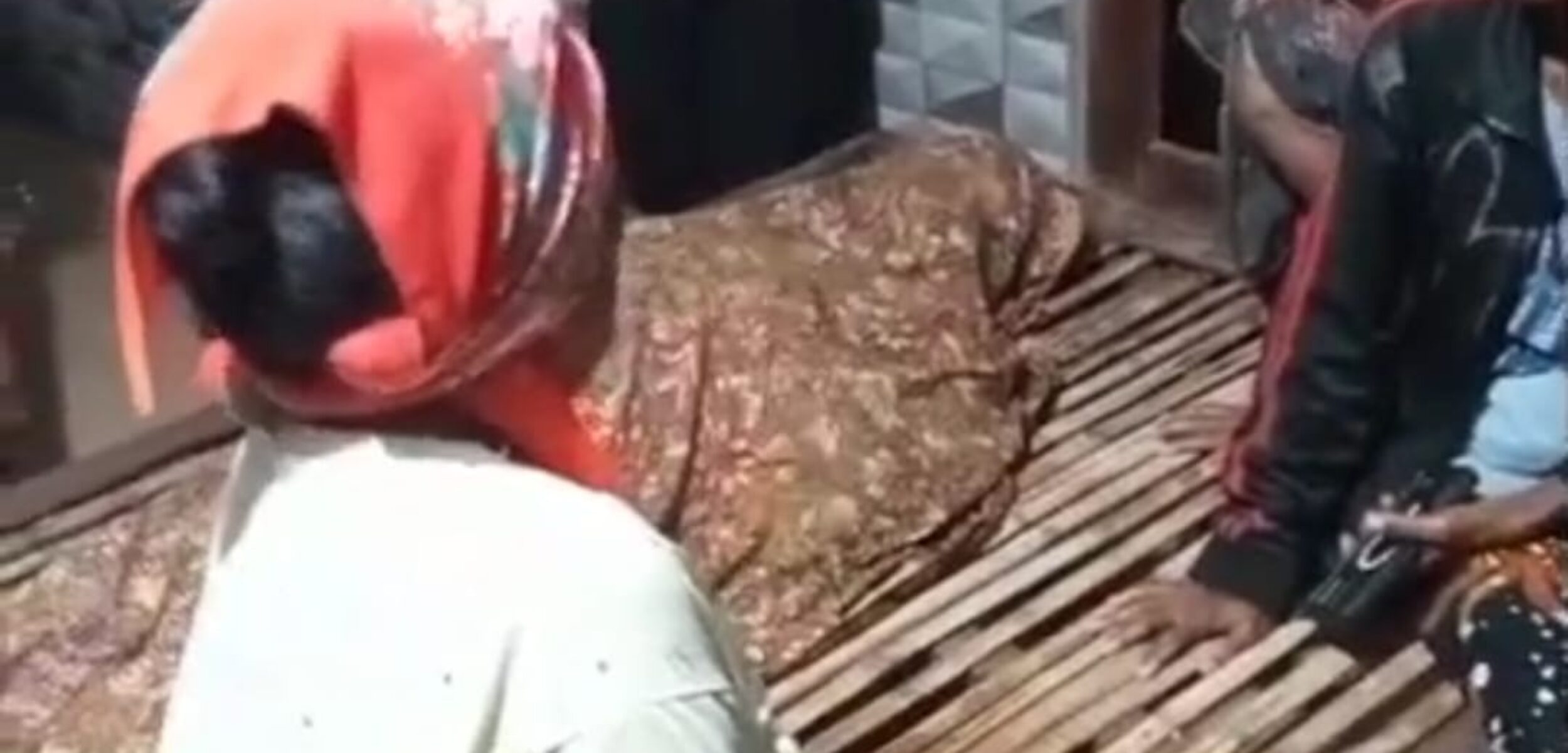 Remaja 15 Tahun di Sampang Tewas Tersambar Petir Saat Bersantai di Rumah