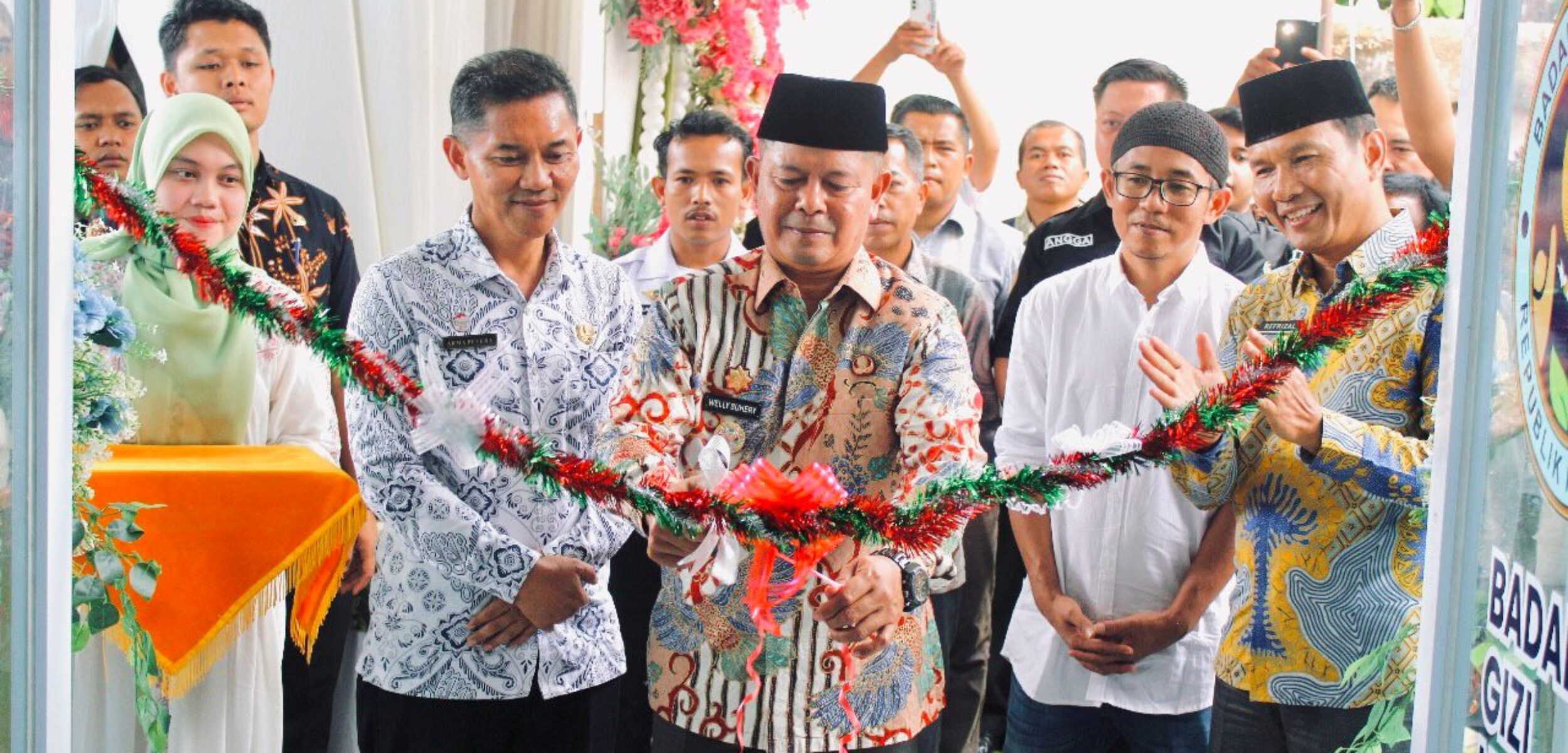 IMG 20251106 WA0110 1 Bupati Pasaman Welly Suhery memotong pita pada peresmian Satuan Pelayanan Pemenuhan Gizi (SPPG) Kecamatan Panti, Kamis, (6/11). (FajarPR/Kabarterdepan)