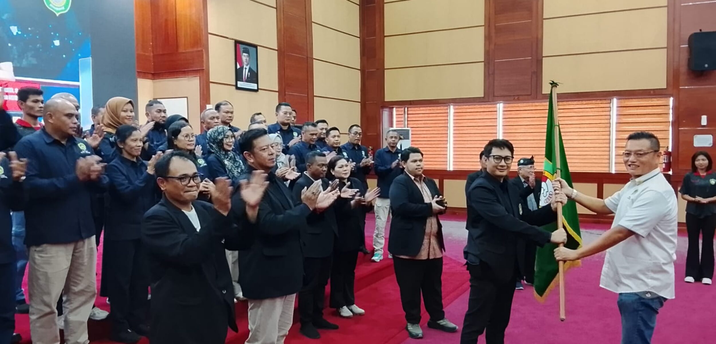 Ketua Pertina Jawa Barat Sugiharto Gandamihardja (baju putih) menyerahkan Pataka kepada Ricky Suhendar ketua Pertina Kota Bekasi. (Yanso/kabarterdepan.com) 