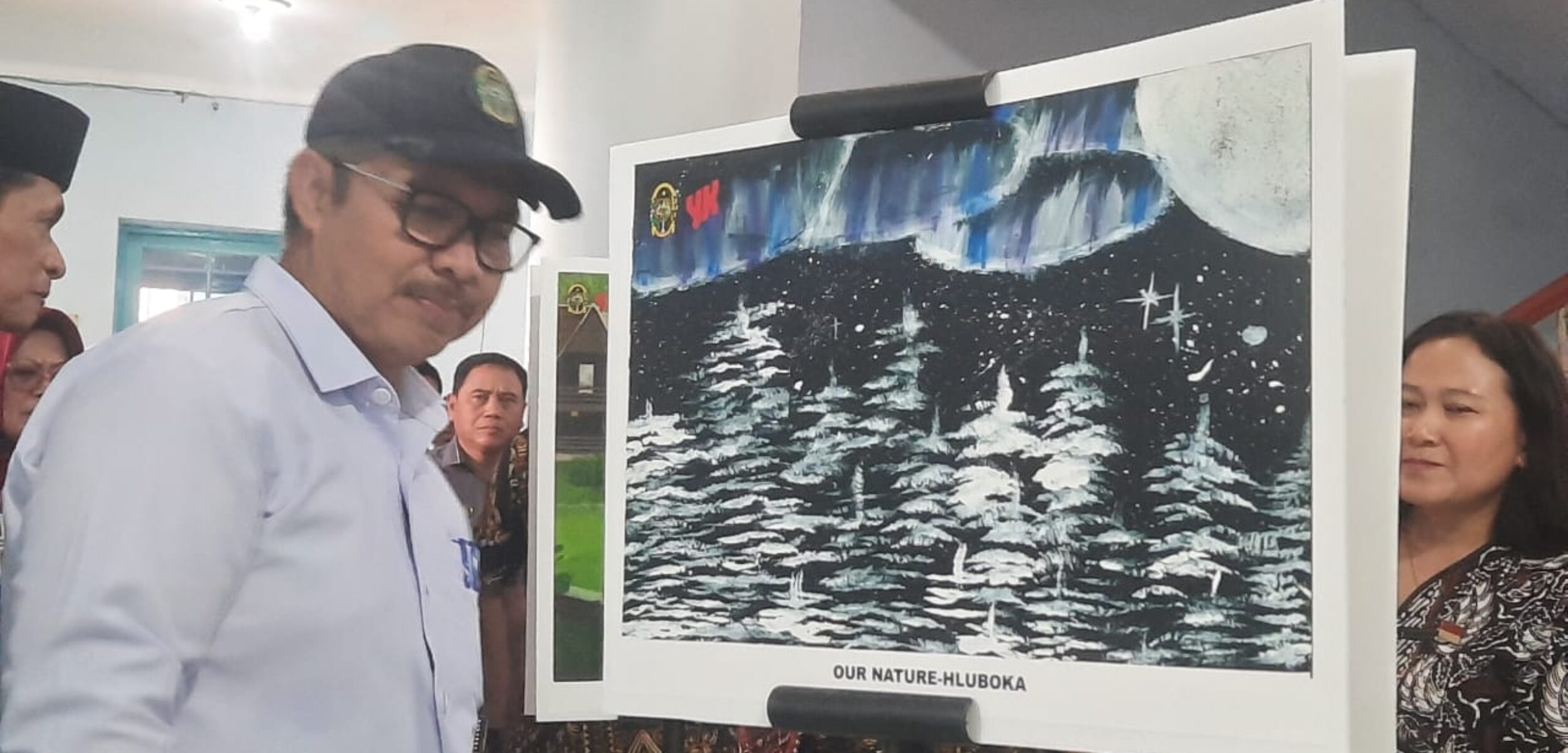 Wali Kota Yogyakarta Hasto Wardoyo saat melihat kreatifitas lukisan pelajat SMPN 16 dan SMPN 5, Kamis (7/11/2025). (Hadid Husaini/Hadid Husaini)