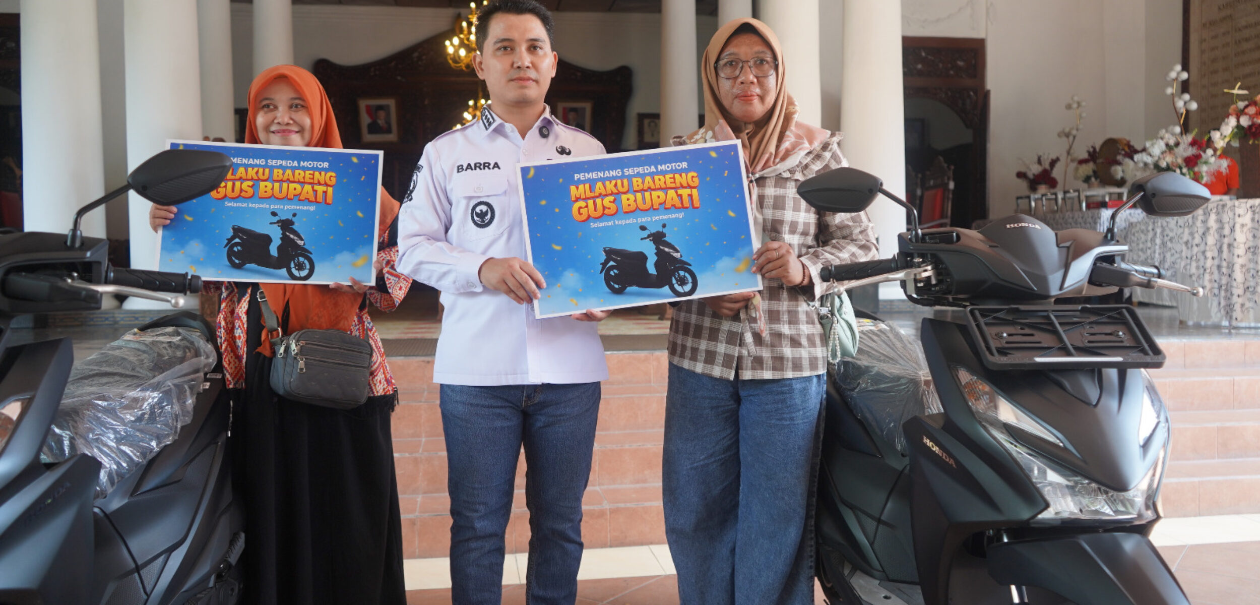 Bupati Mojokerto Muhammad Albarra menyerahkan dua unit motor kepada dua warga. (Kominfo Kab Mojokerto)