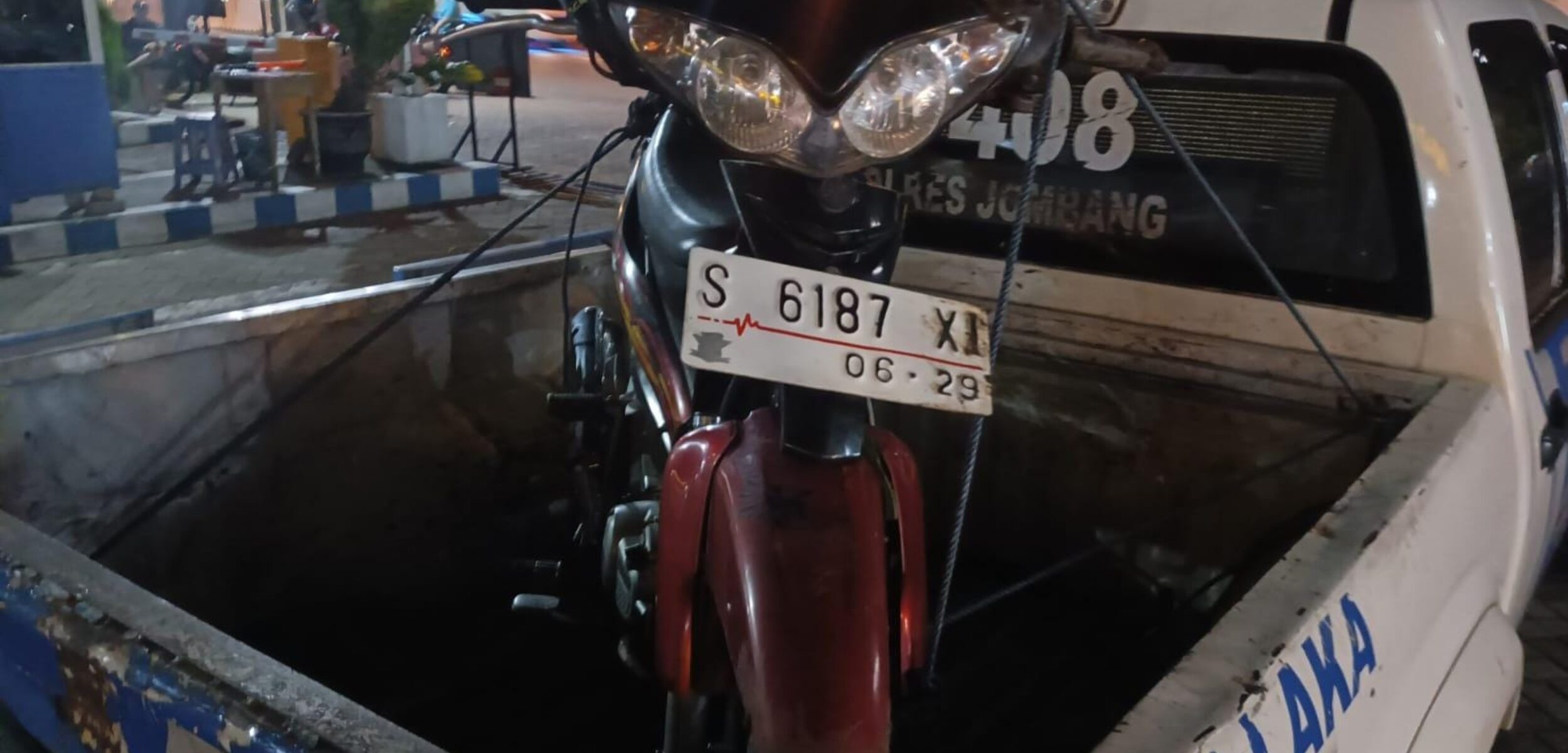 Motor pengendara usai terlibat lakalantas di Mojowarno Jombang.(Karimatul Maslahah/kabarterdepan.com)