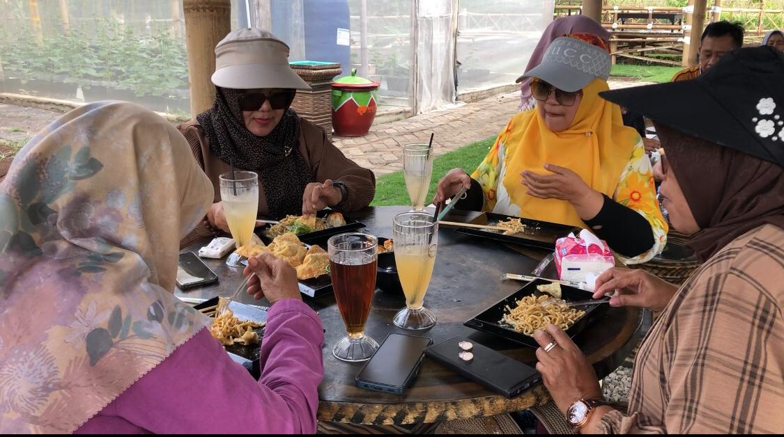 Pengunjung sedang menikmati olahan mie dengan menggunakan cabai carolina reaper yang dikenal sebagai cabai paling pedas se-dunia (Redaksi / Kabarterdepan.com)