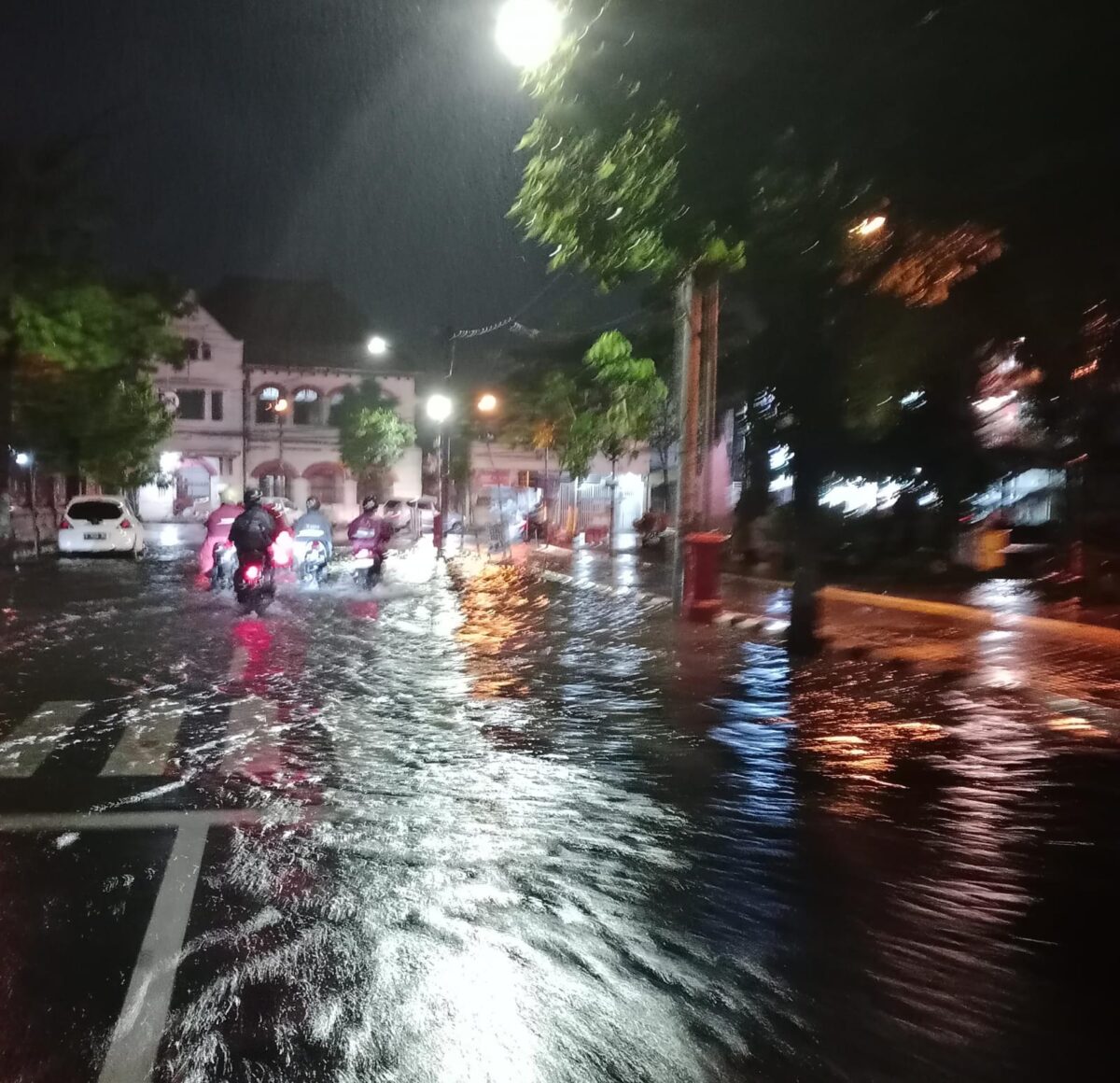 IMG 20251110 WA0213 1 Banjir di sekitar Alun-alun Kota Mojokerto. (Innka Cristy Natalia/kabarterdepan.com)