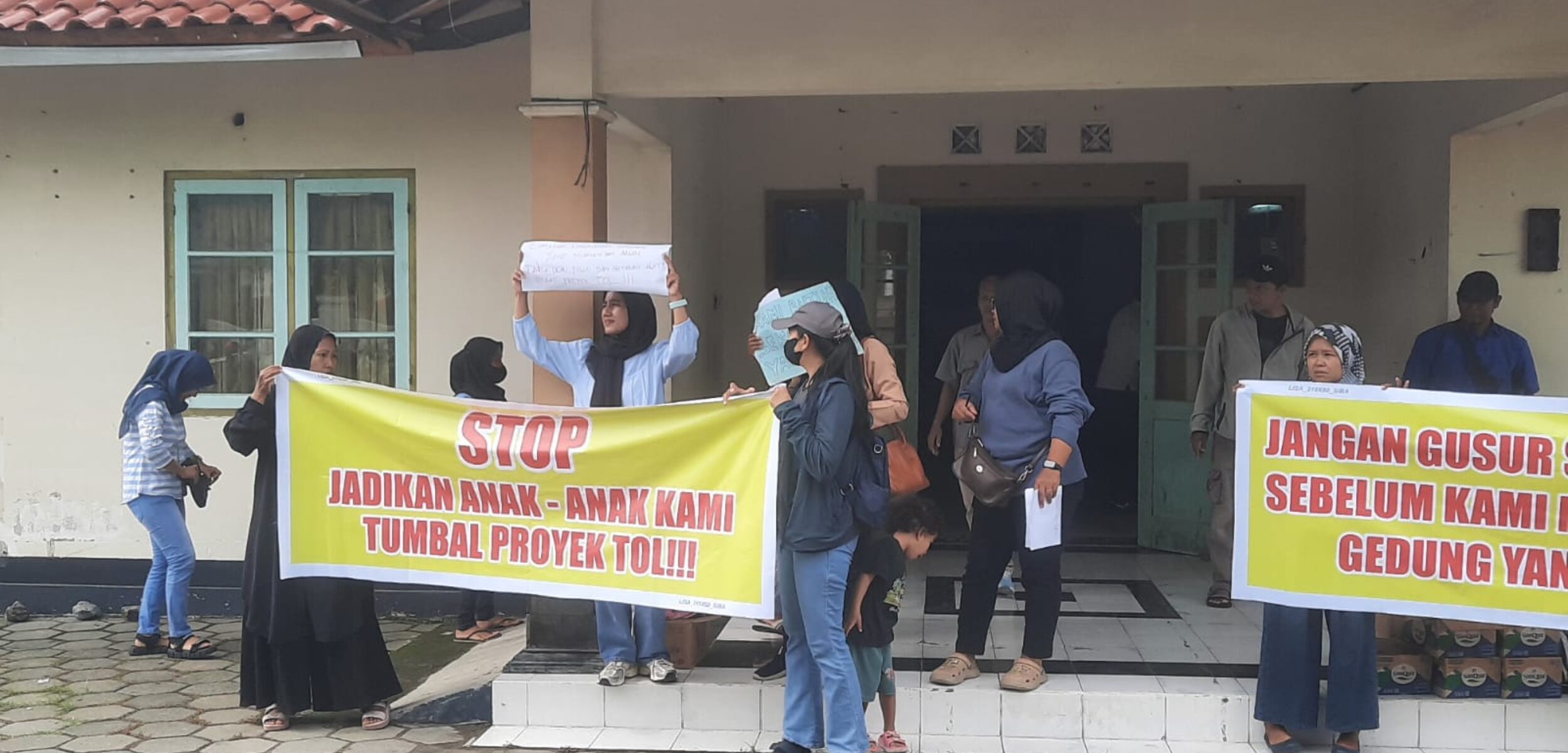 Sejumlah Wali Murid Demo Minta Relokasi SD Nglarang Sleman