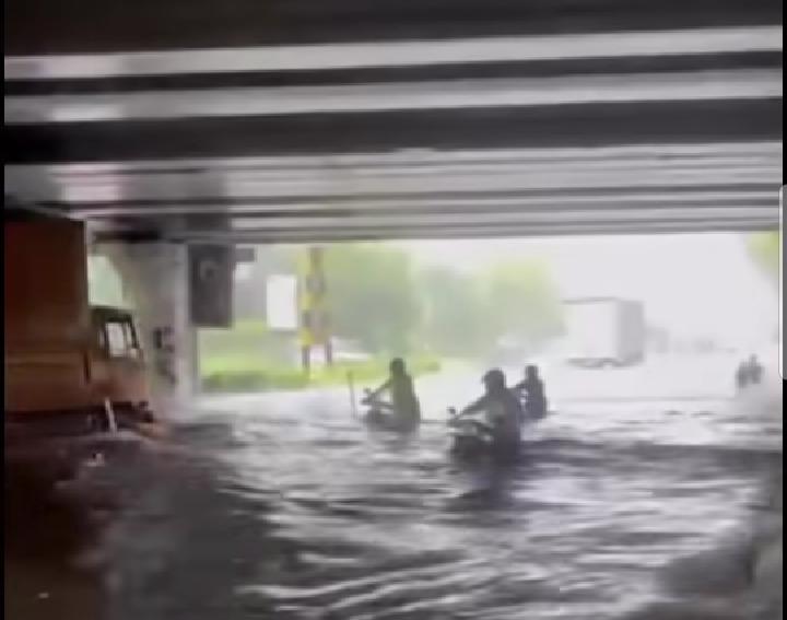 IMG 20251110 WA0231 1 Sejumlah motor mogok terkena banjir di jalan depan Lippo Plaza Sidoarjo. (Instagram @sorotsidoarjo)