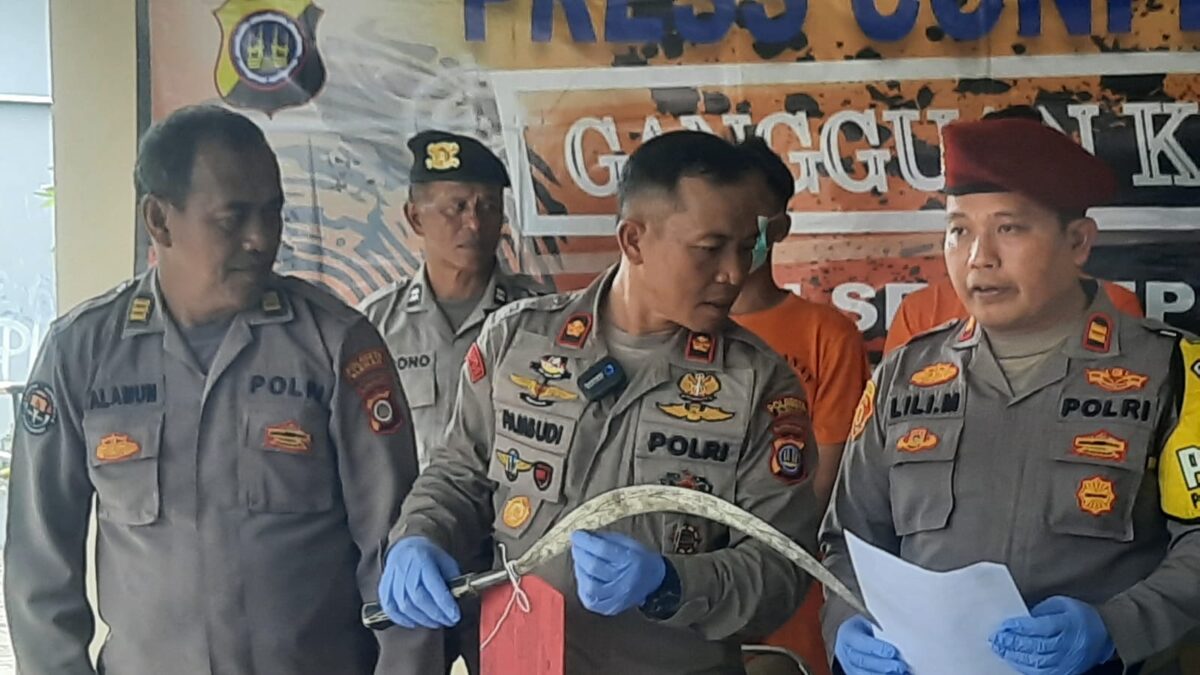Barang bukti senjata tajam milik dua remaja yang diamankan polisi. (Hadid Husaini/kabarterdepan.com)