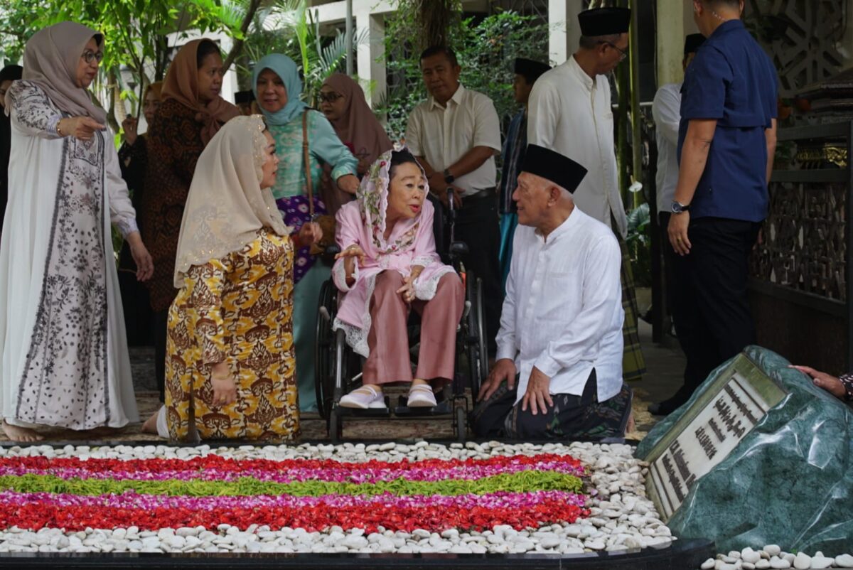 Istri Gus Dur Sinta Nuriyah Wahid berserta putrinya Yenny Wahid ziarah ke makam Gus Dur di Tebuireng Jombang. (Karimatul Maslahah/kabarterdepan.com) 